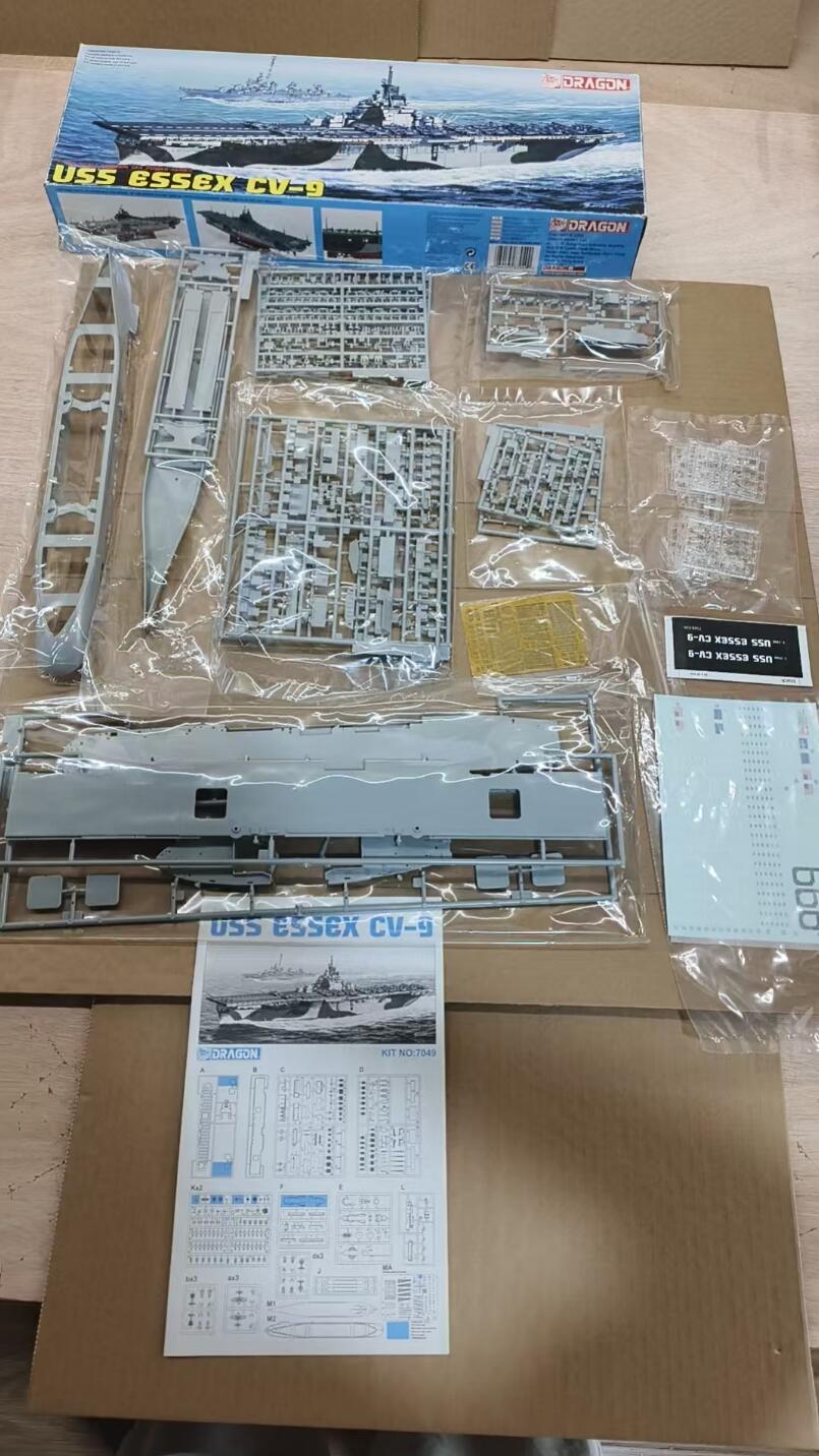 DRAGON USS ESSEX CV-9 1/700 7049 w/Clear Flight Deck
