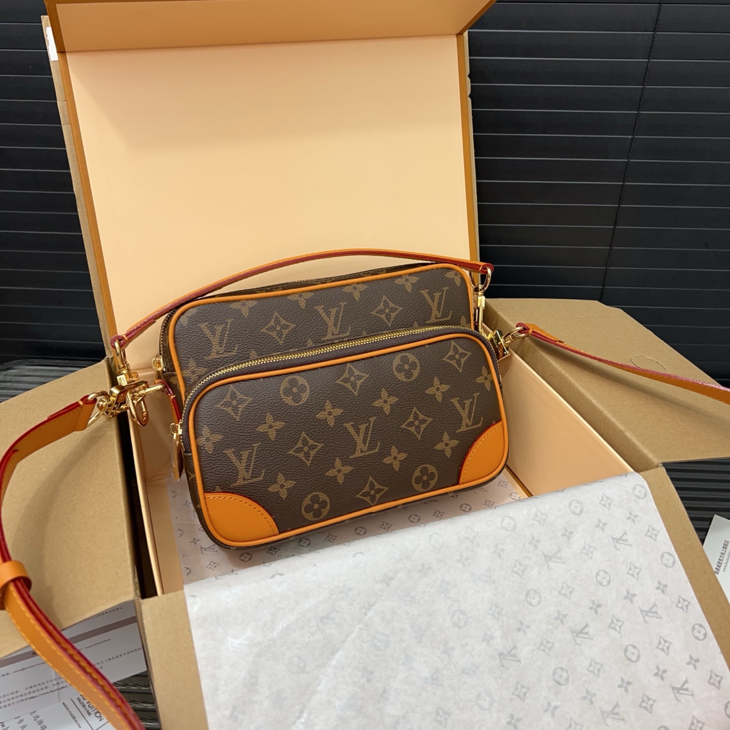 Louisvuitton classic versatile messenger bag