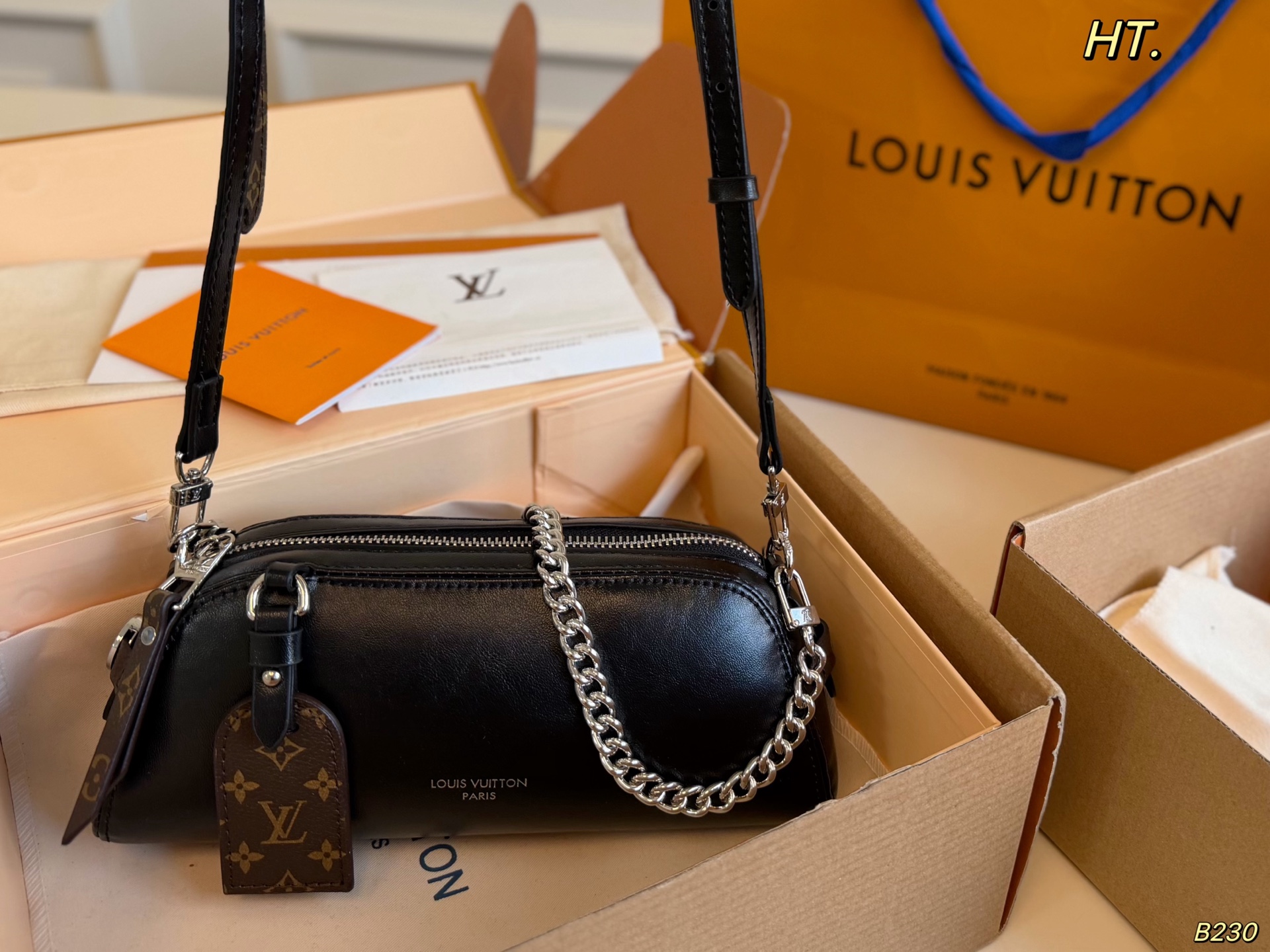 LV Pochette Vibe Shoulder bag