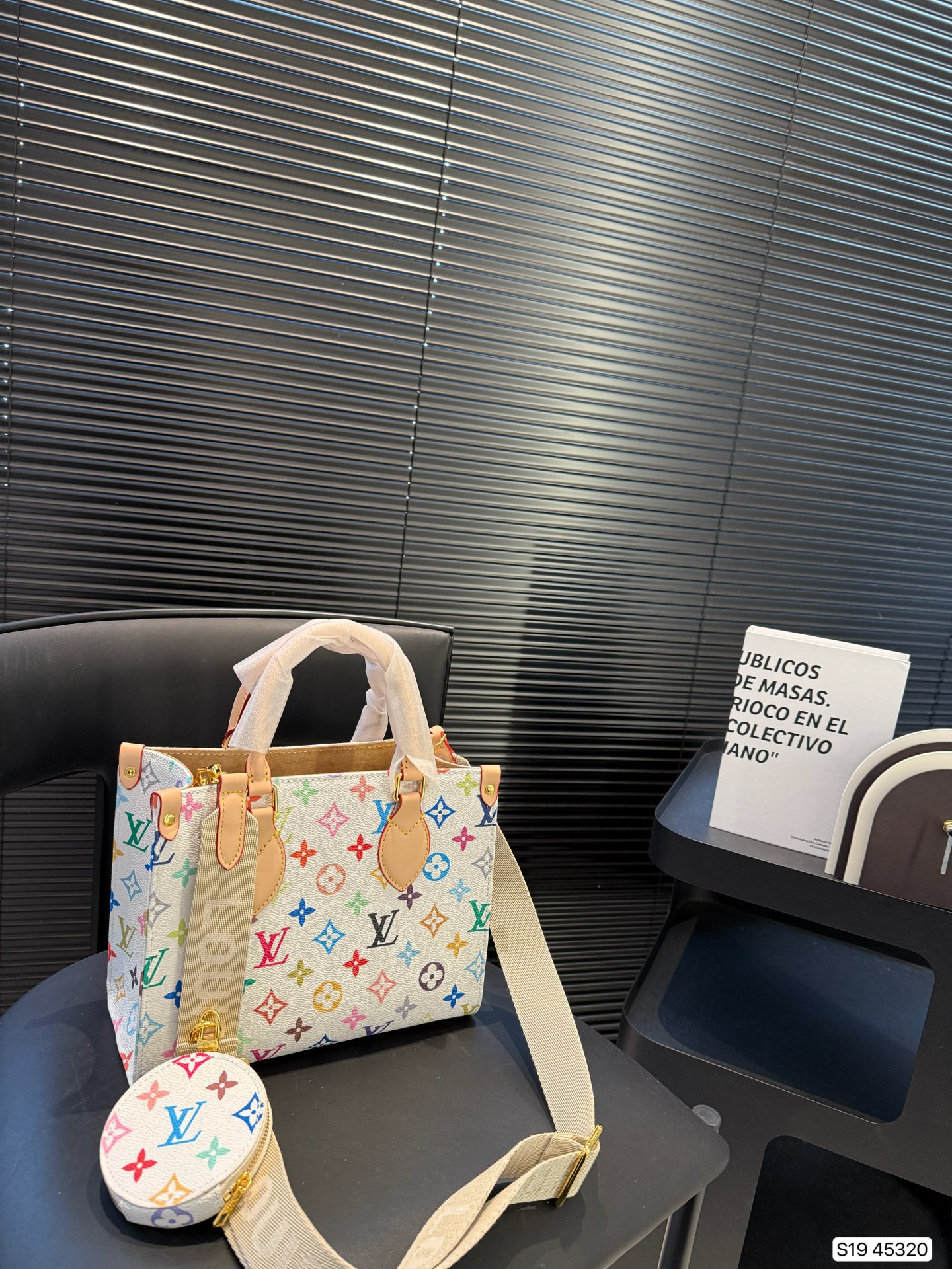 LV Onthego Tote bag is simple and neat