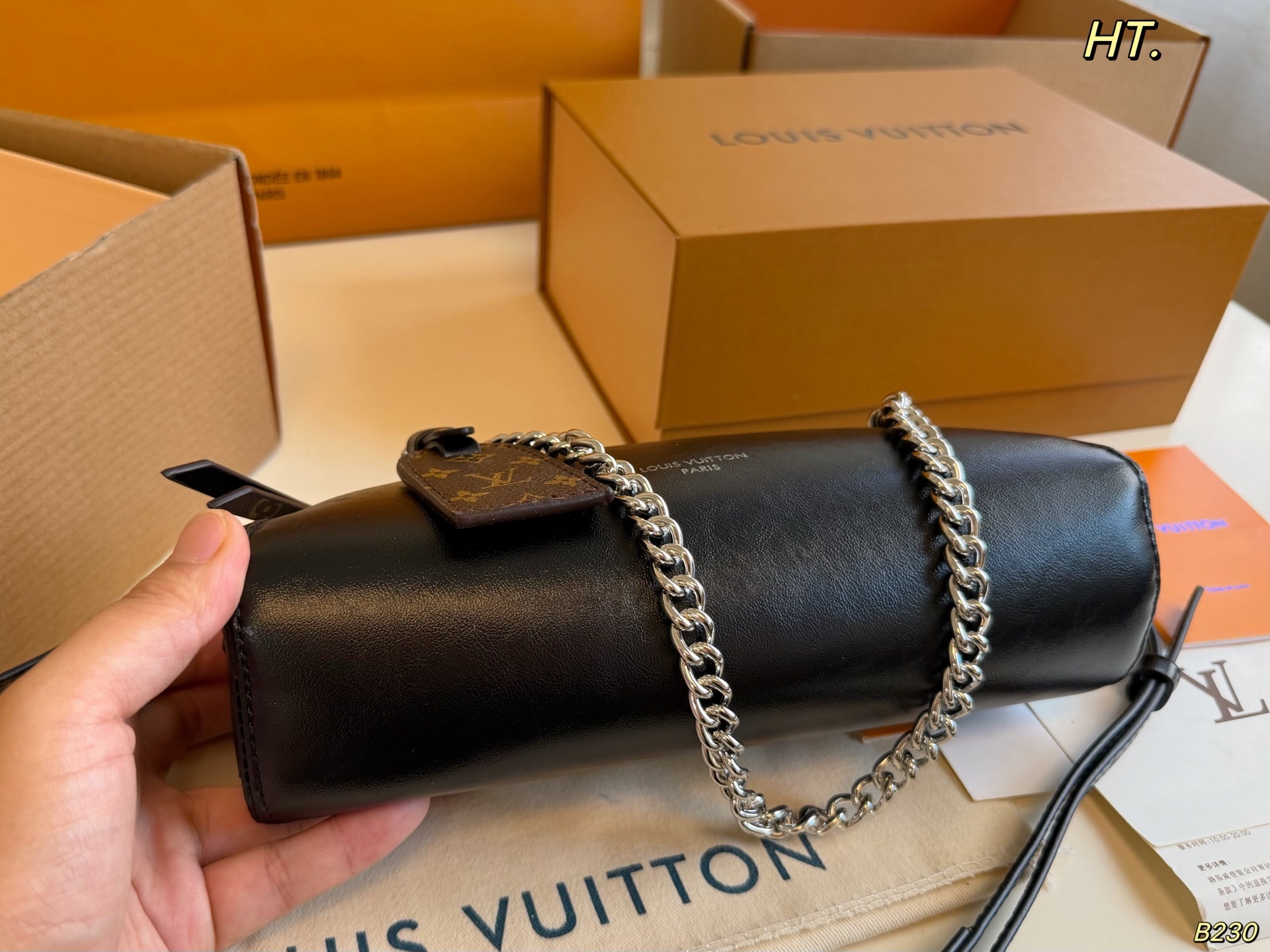 LV Pochette Vibe Shoulder bag