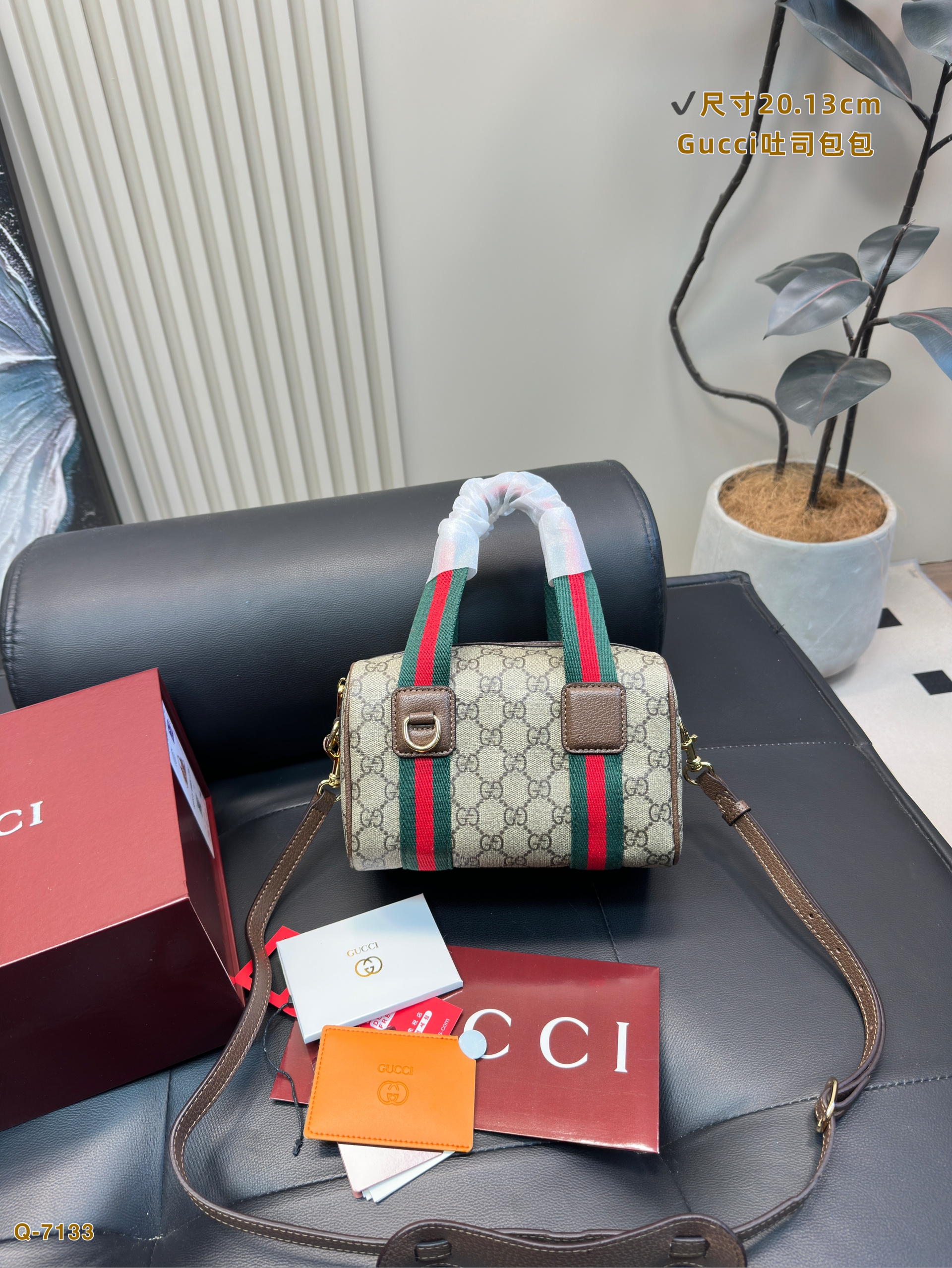 Gucci speedy shoulder handbag