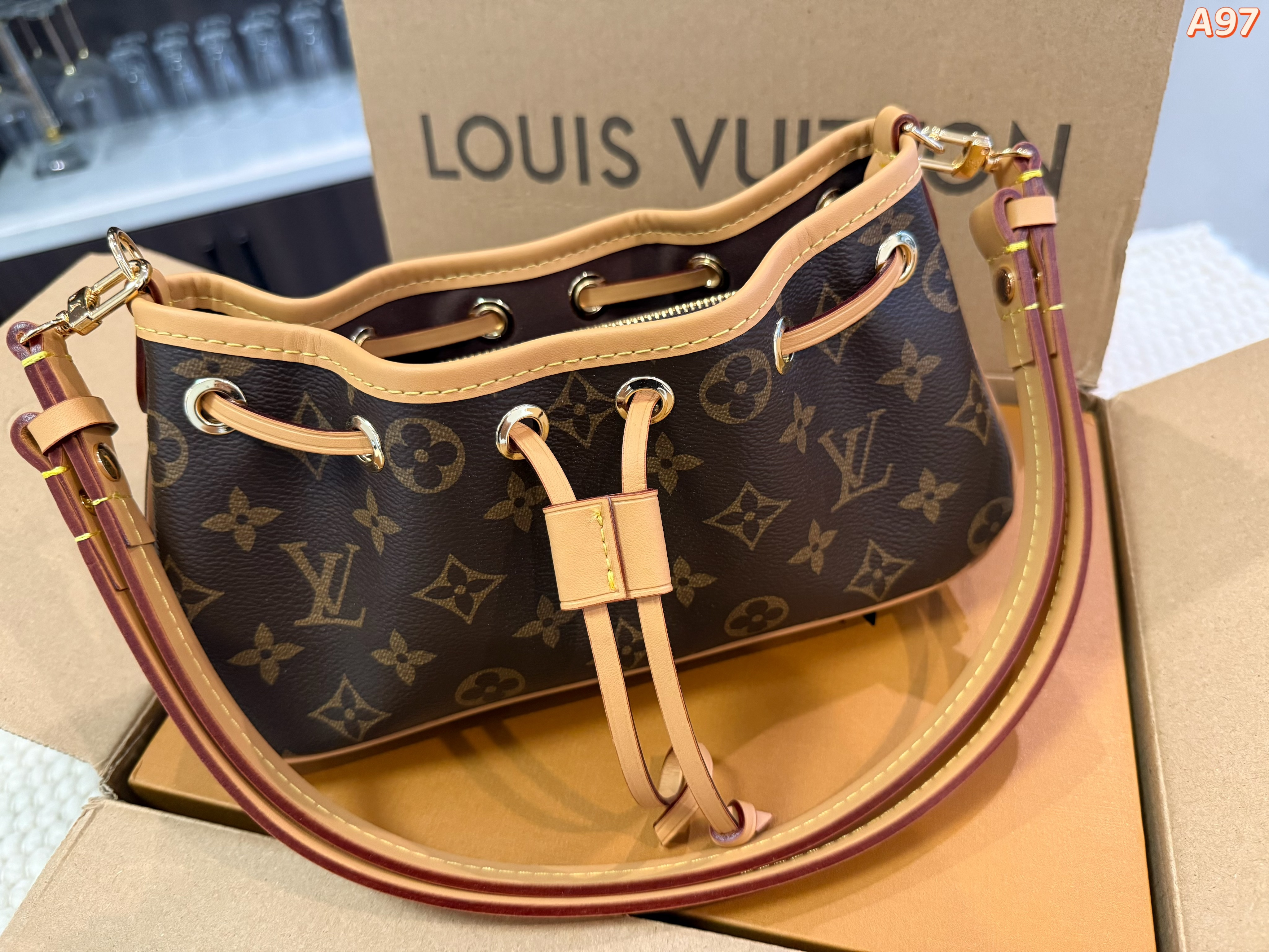 LV Shoulder bag / Crossbody bag