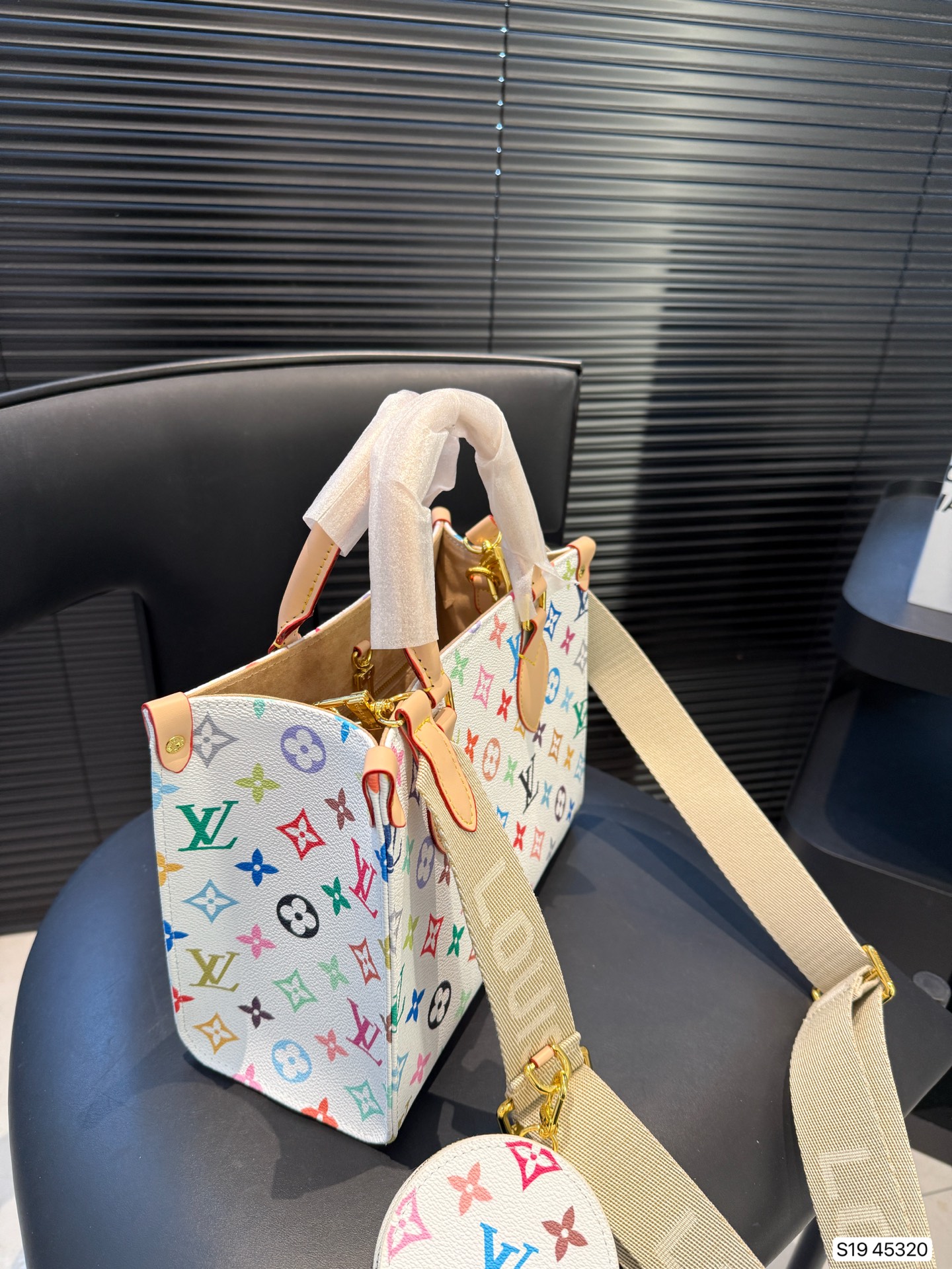 LV Onthego Tote bag is simple and neat