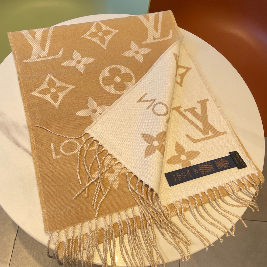 LV Essential Scarf