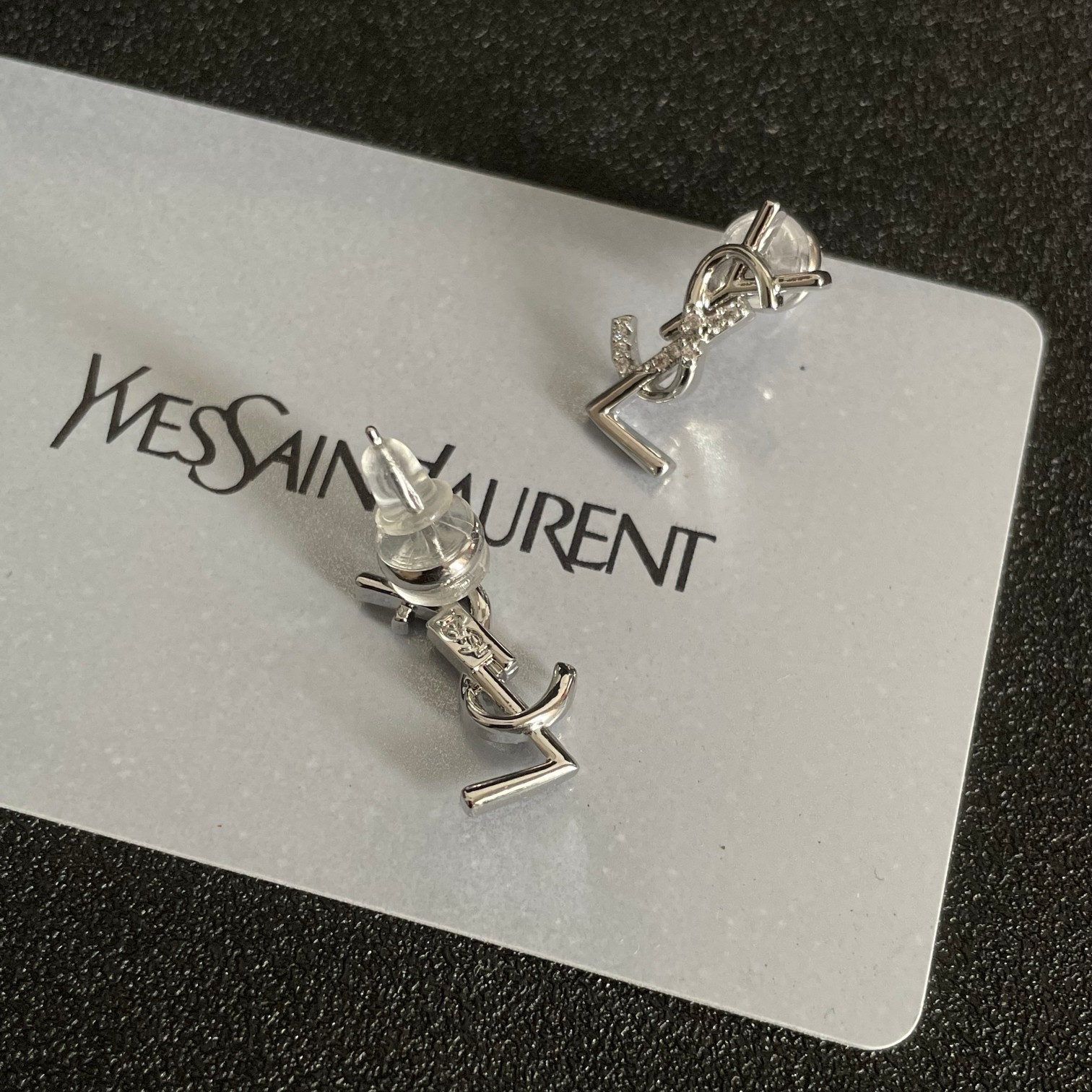 Yves Saint Laurent's new earrings are independent elegant intellectual retro classic and versatile