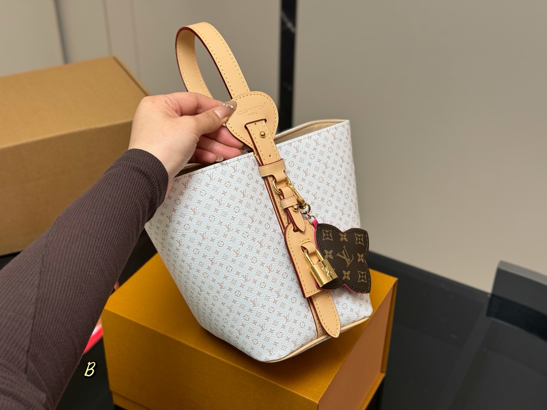 LV shoulder bucket bag