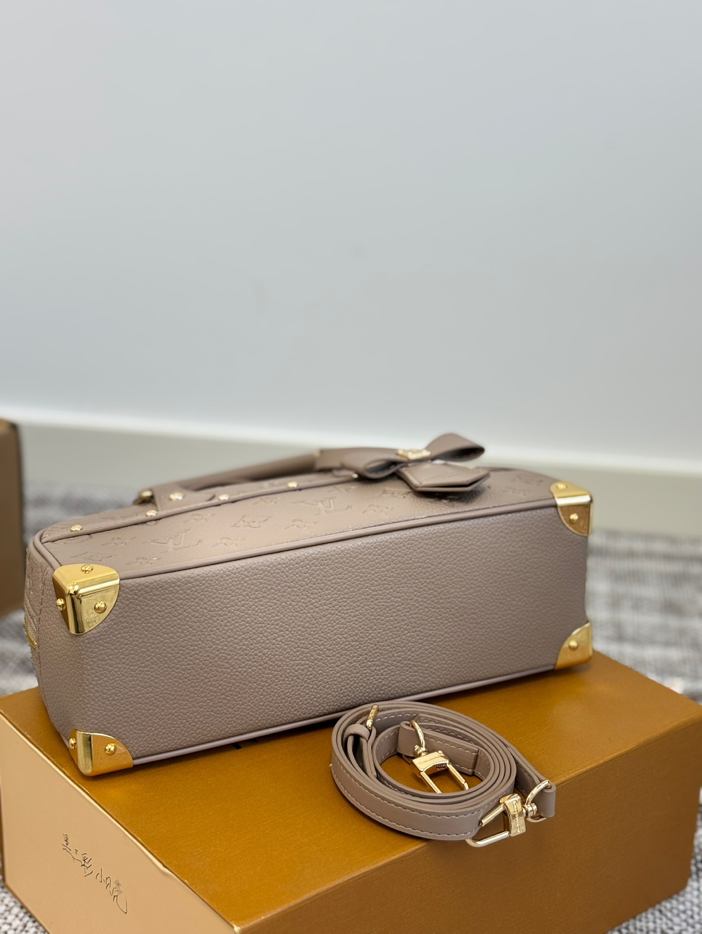 LV simple shell bag