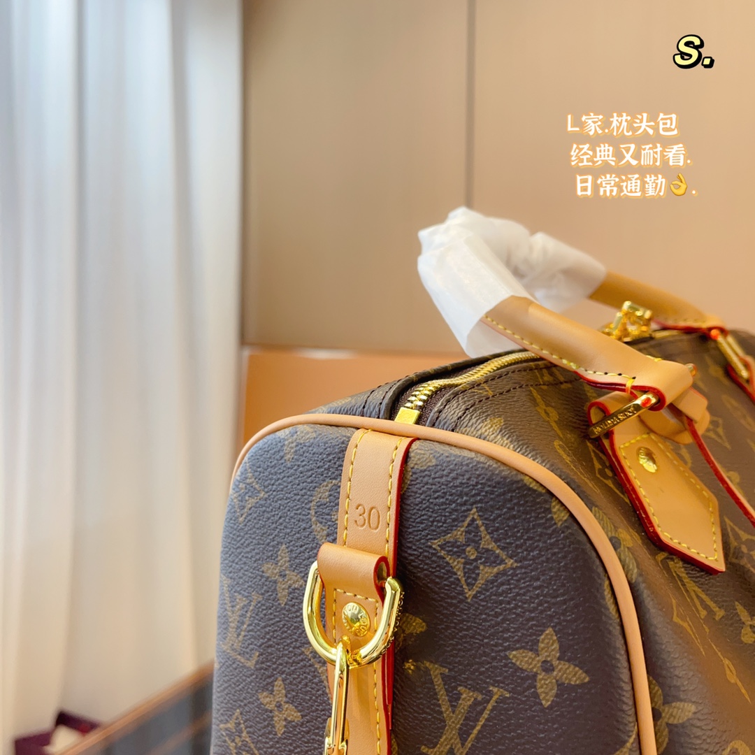 Louis Vuitton presbyopia pillow bag is elegant and low-key