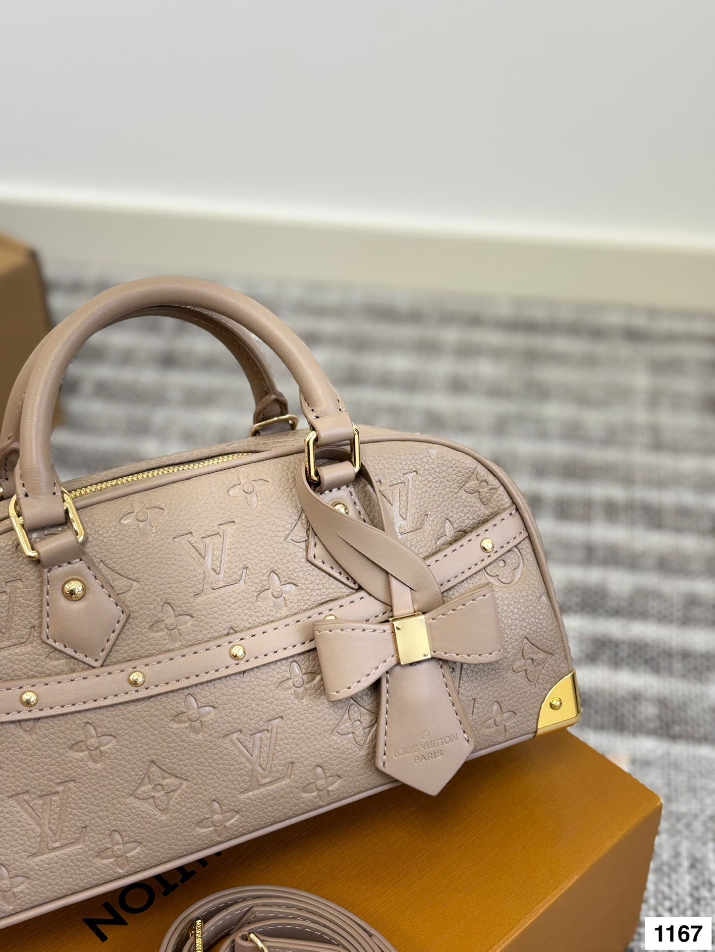 LV simple shell bag