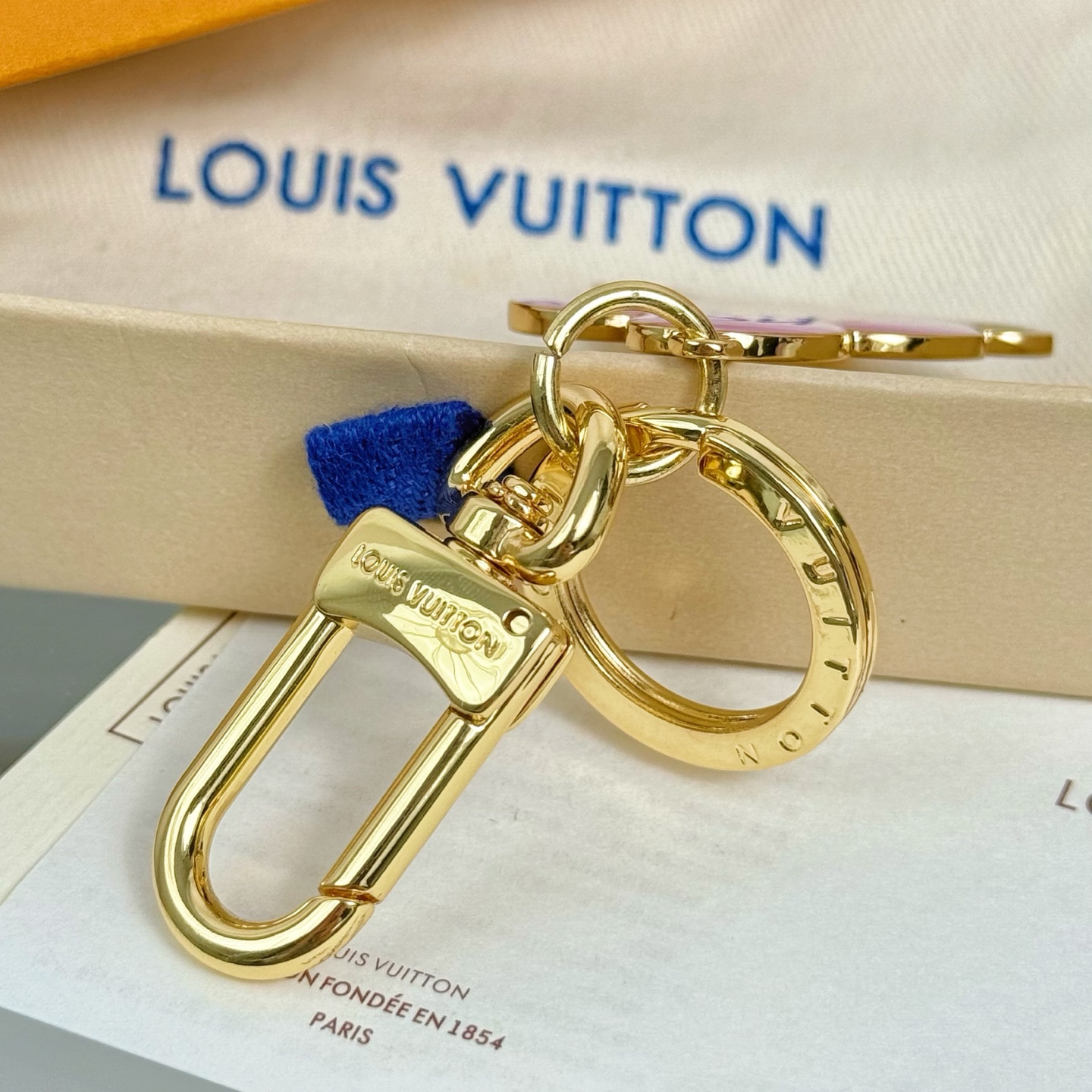 VIVIENNE ON THE COURT keychain