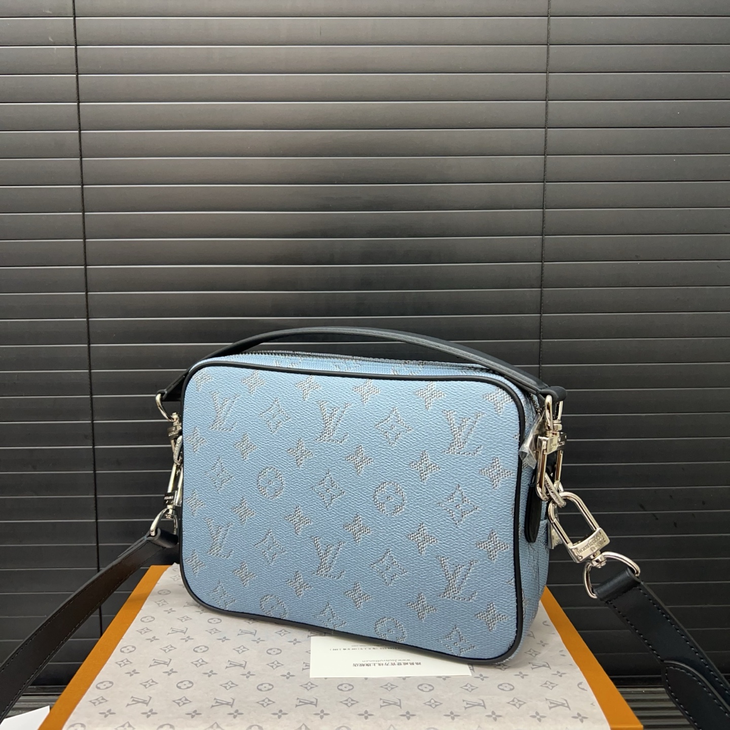Louisvuitton classic versatile messenger bag
