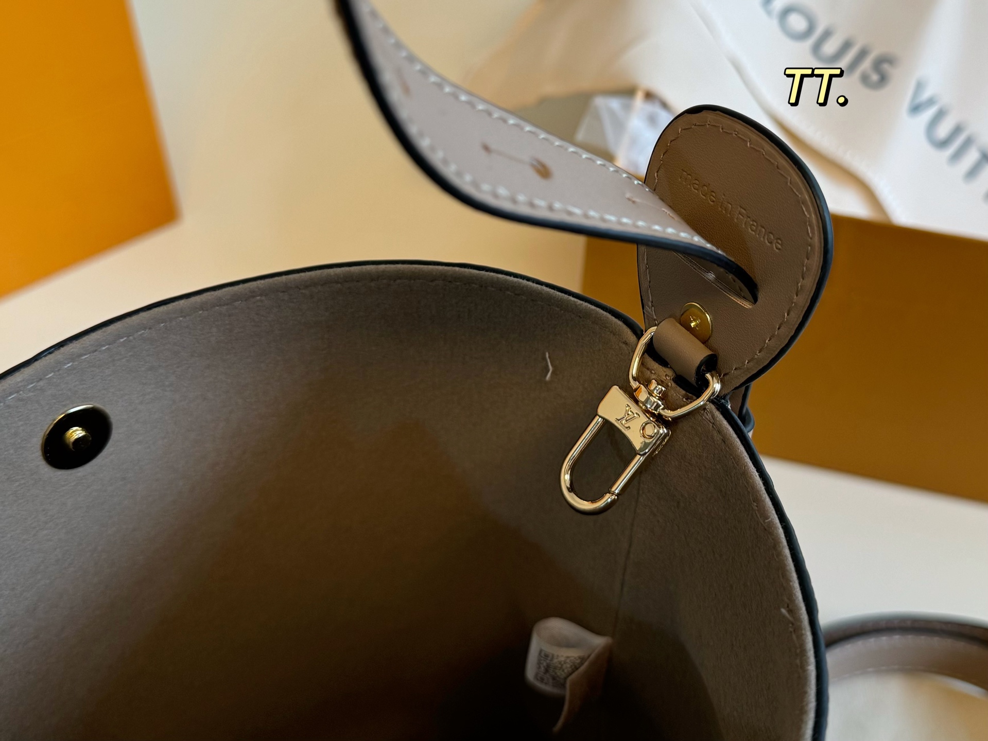 Louis Vuitton's new embossed 25Allinbb presbyopic bucket bag