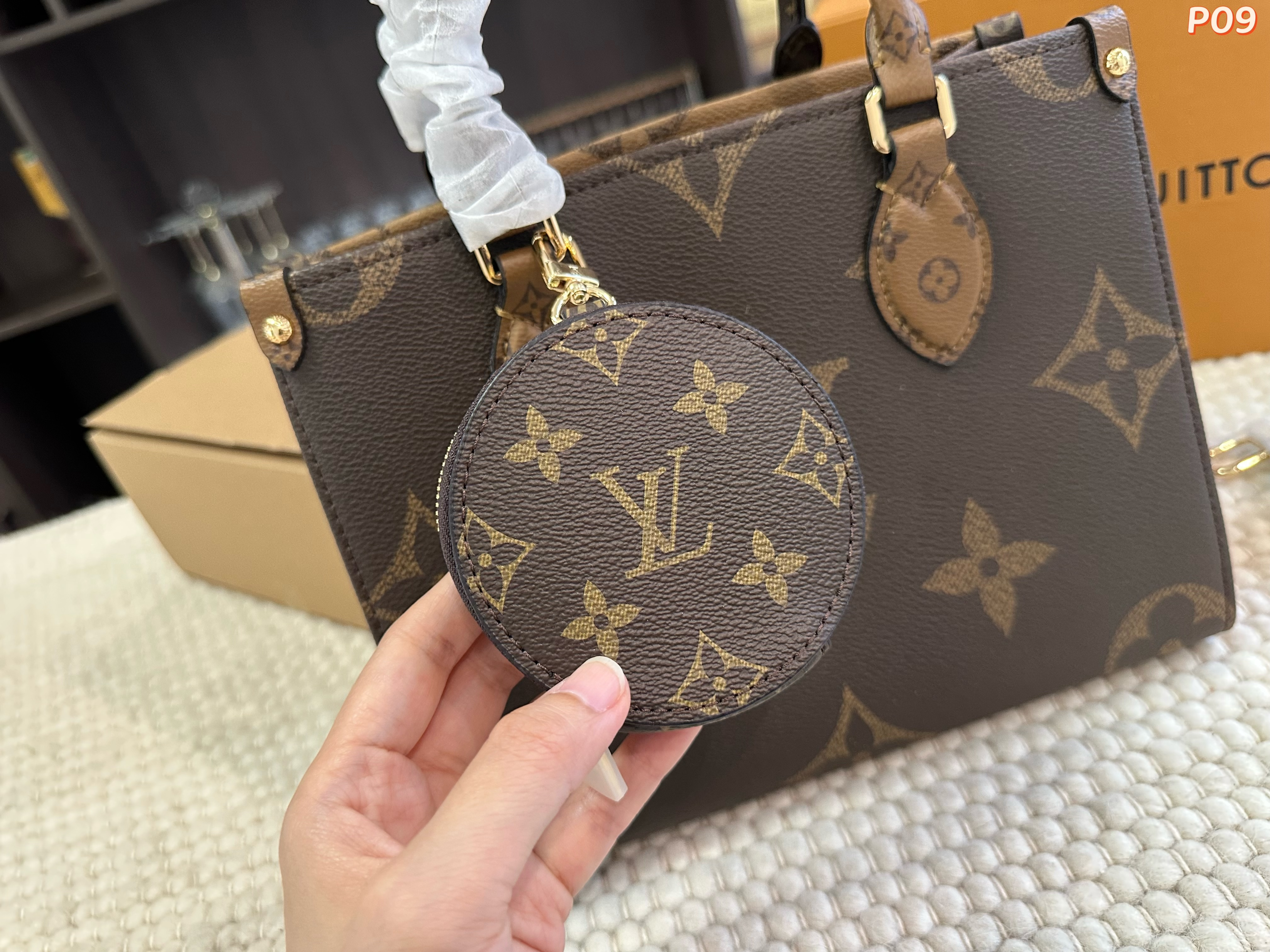 LV ONTHEGO Tote bag