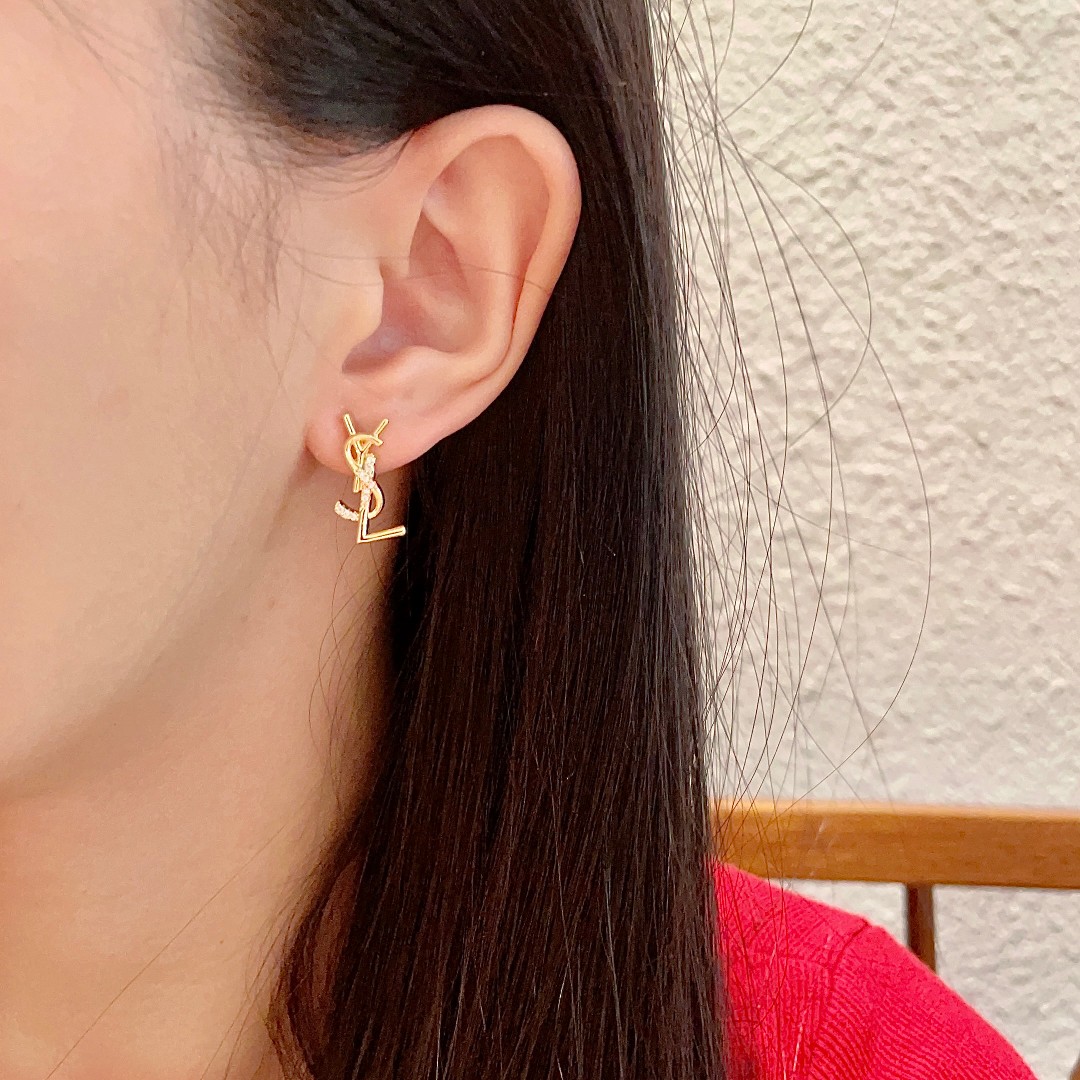 Yves Saint Laurent's new earrings are independent elegant intellectual retro classic and versatile