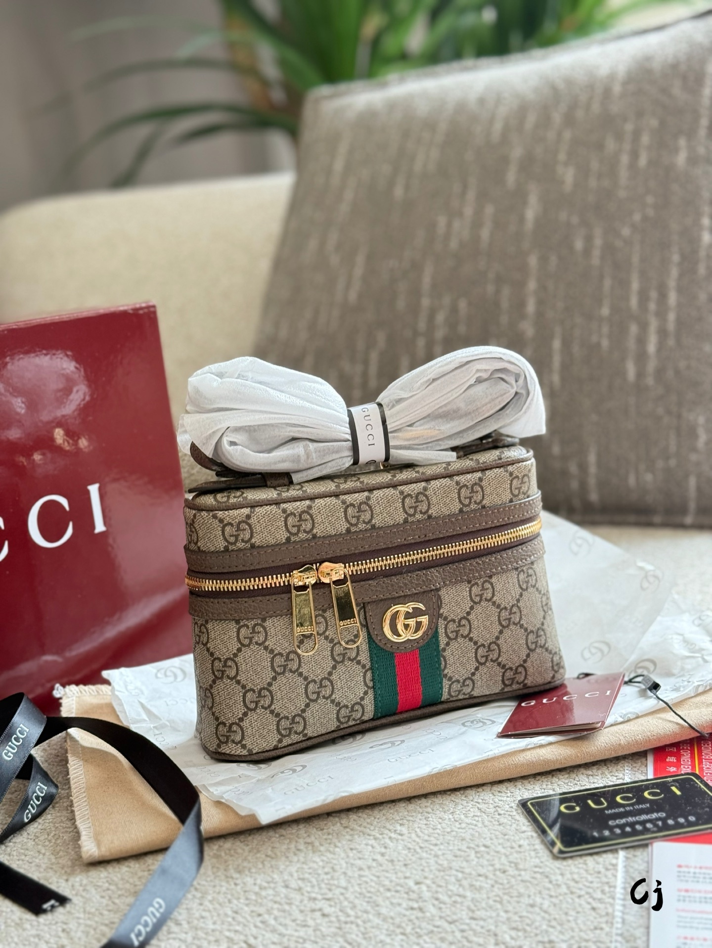 Gucci cosmetic bag LP lunch bag Leather shoulder bag