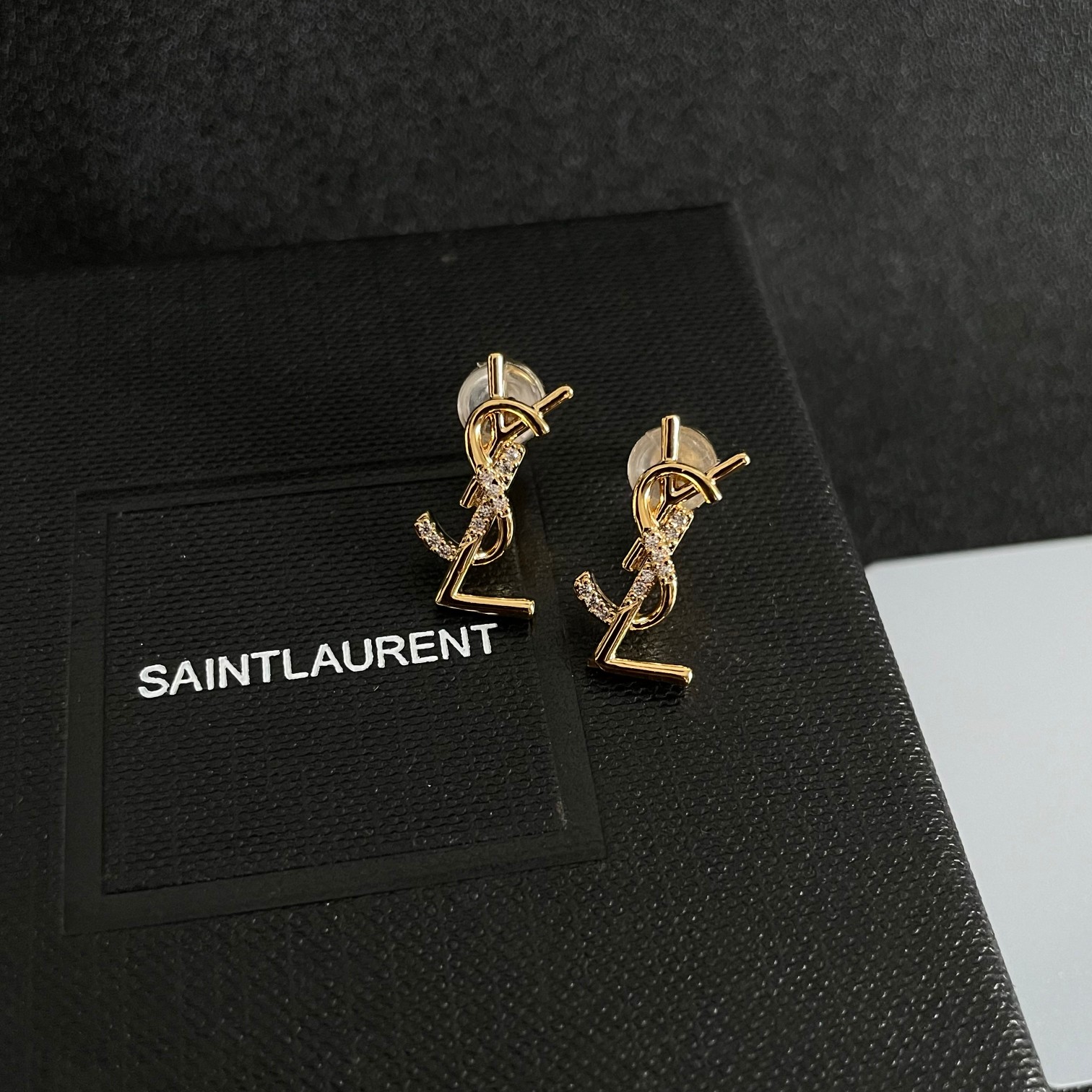 Yves Saint Laurent's new earrings are independent elegant intellectual retro classic and versatile