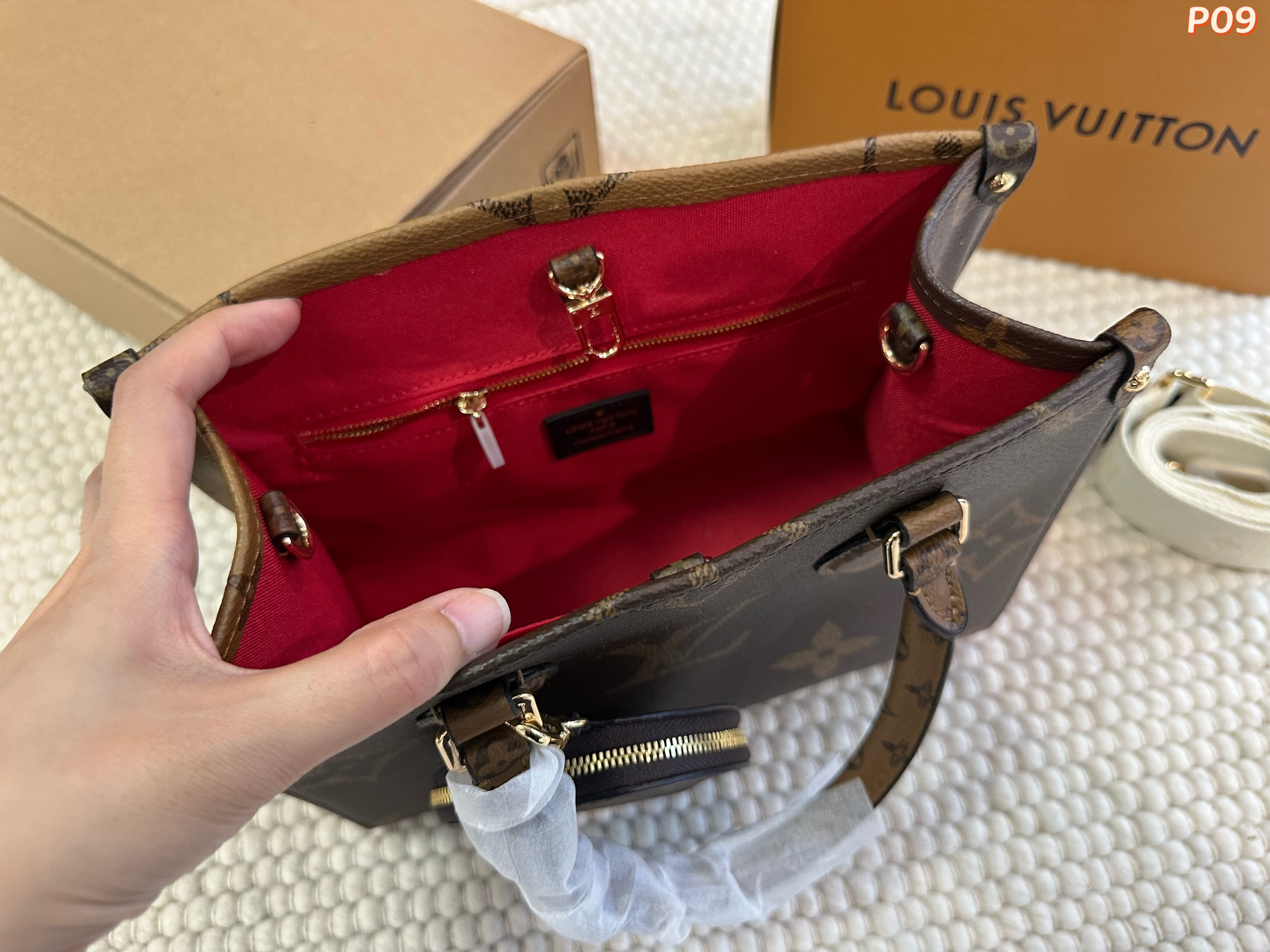 LV ONTHEGO Tote bag
