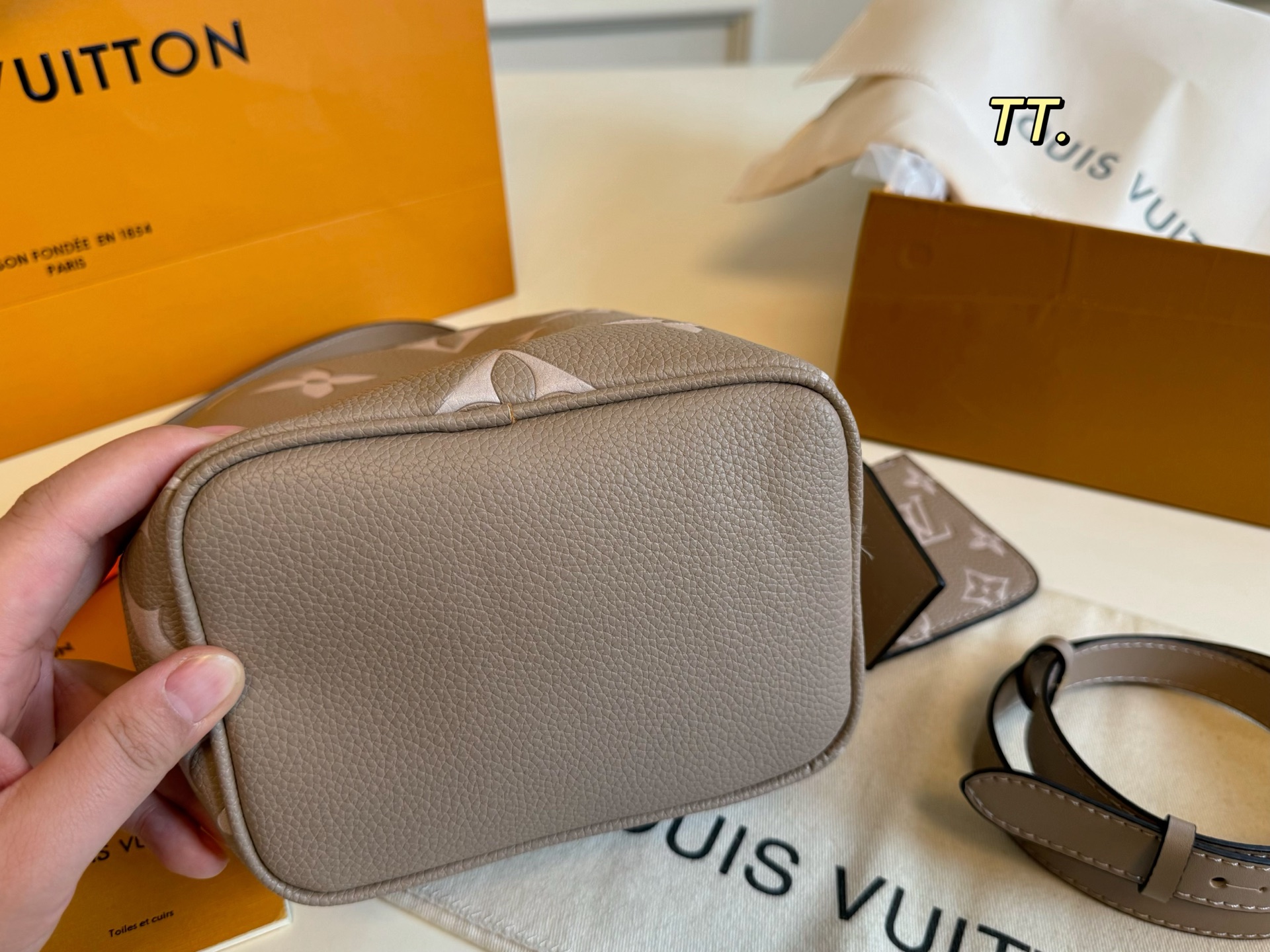 Louis Vuitton's new embossed 25Allinbb presbyopic bucket bag