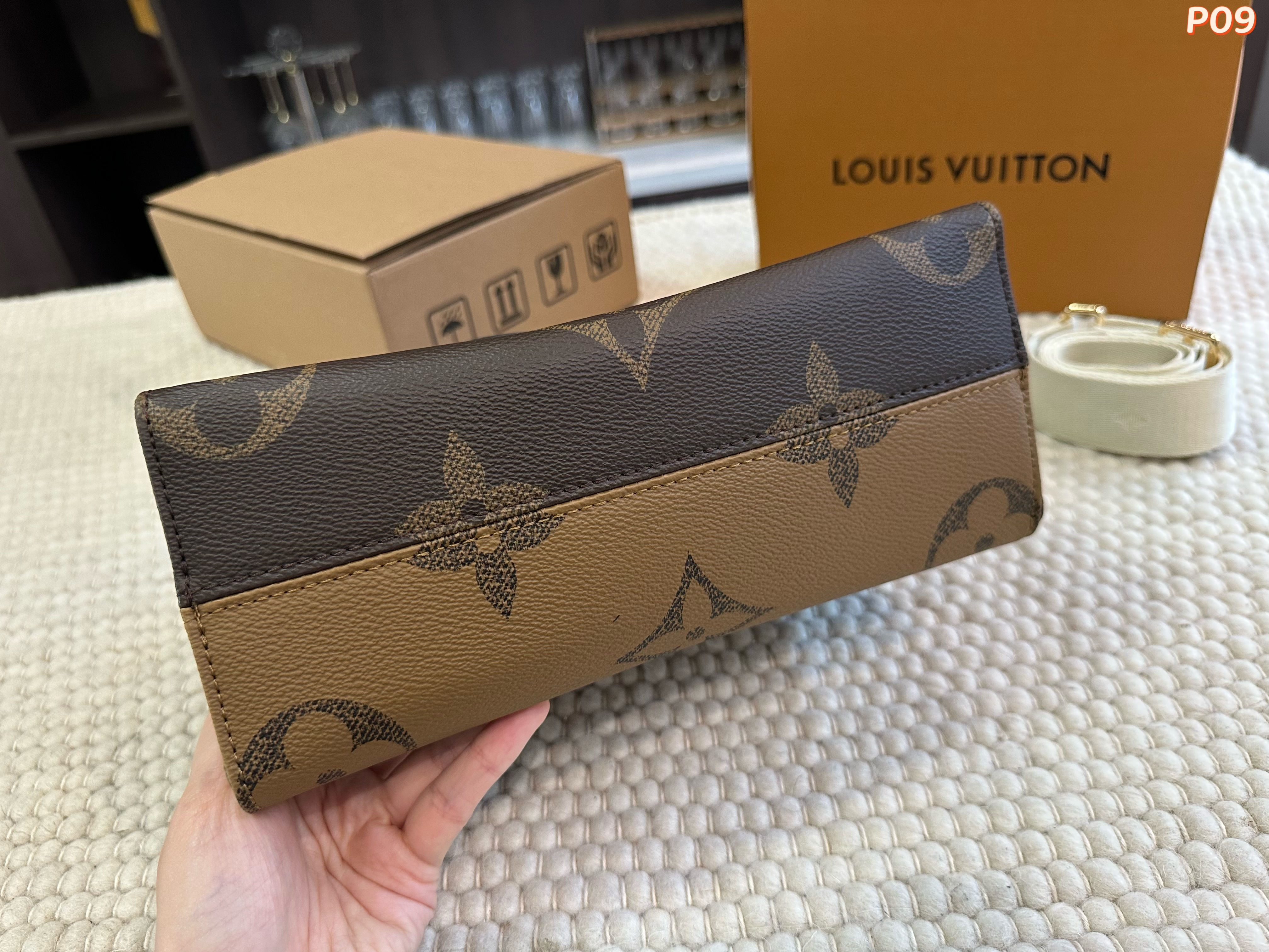 LV ONTHEGO Tote bag