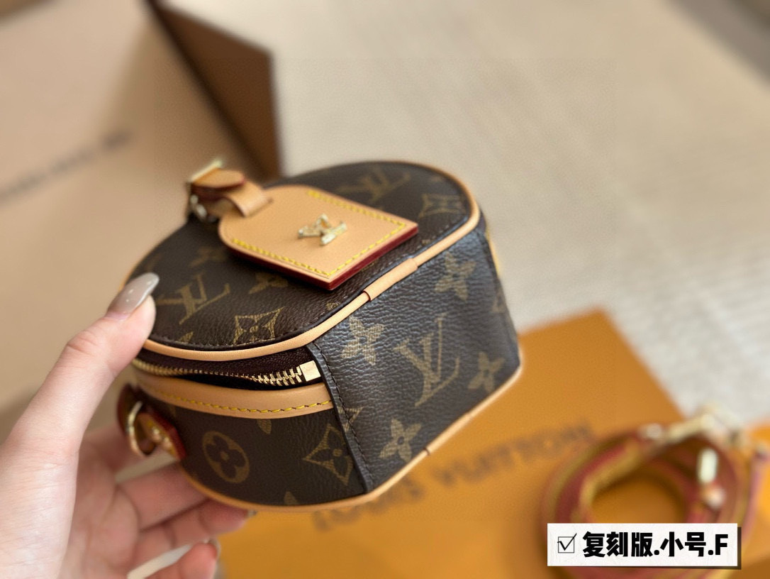 LV BOITE small round bag