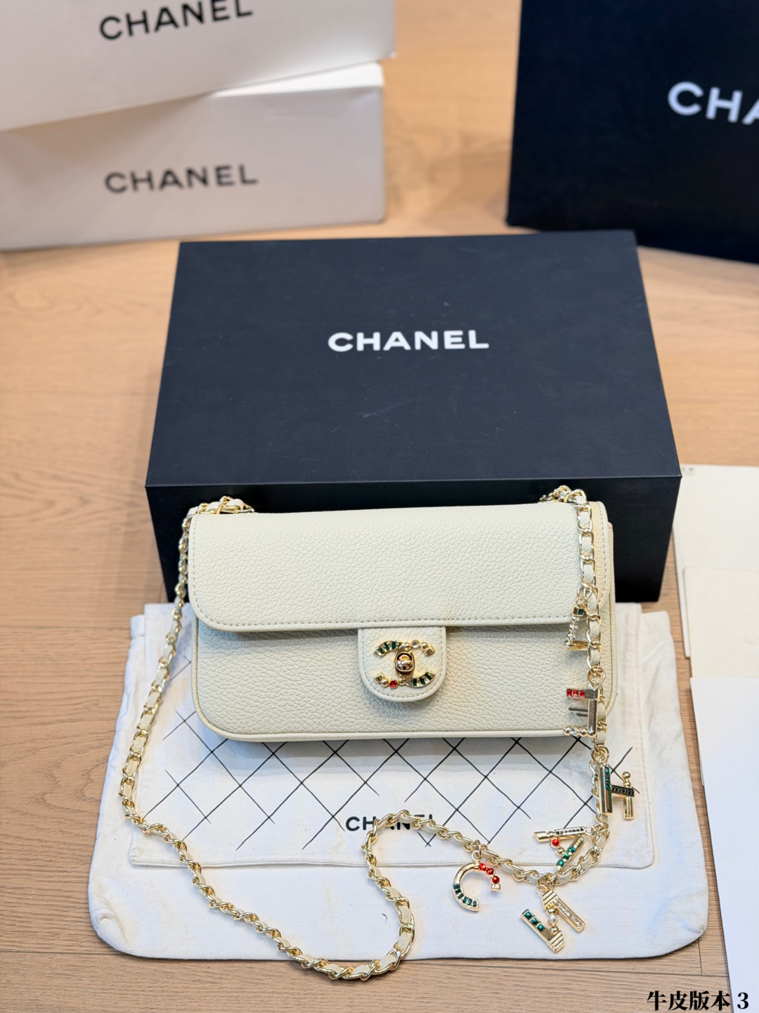 Chanel single shoulder chain bag