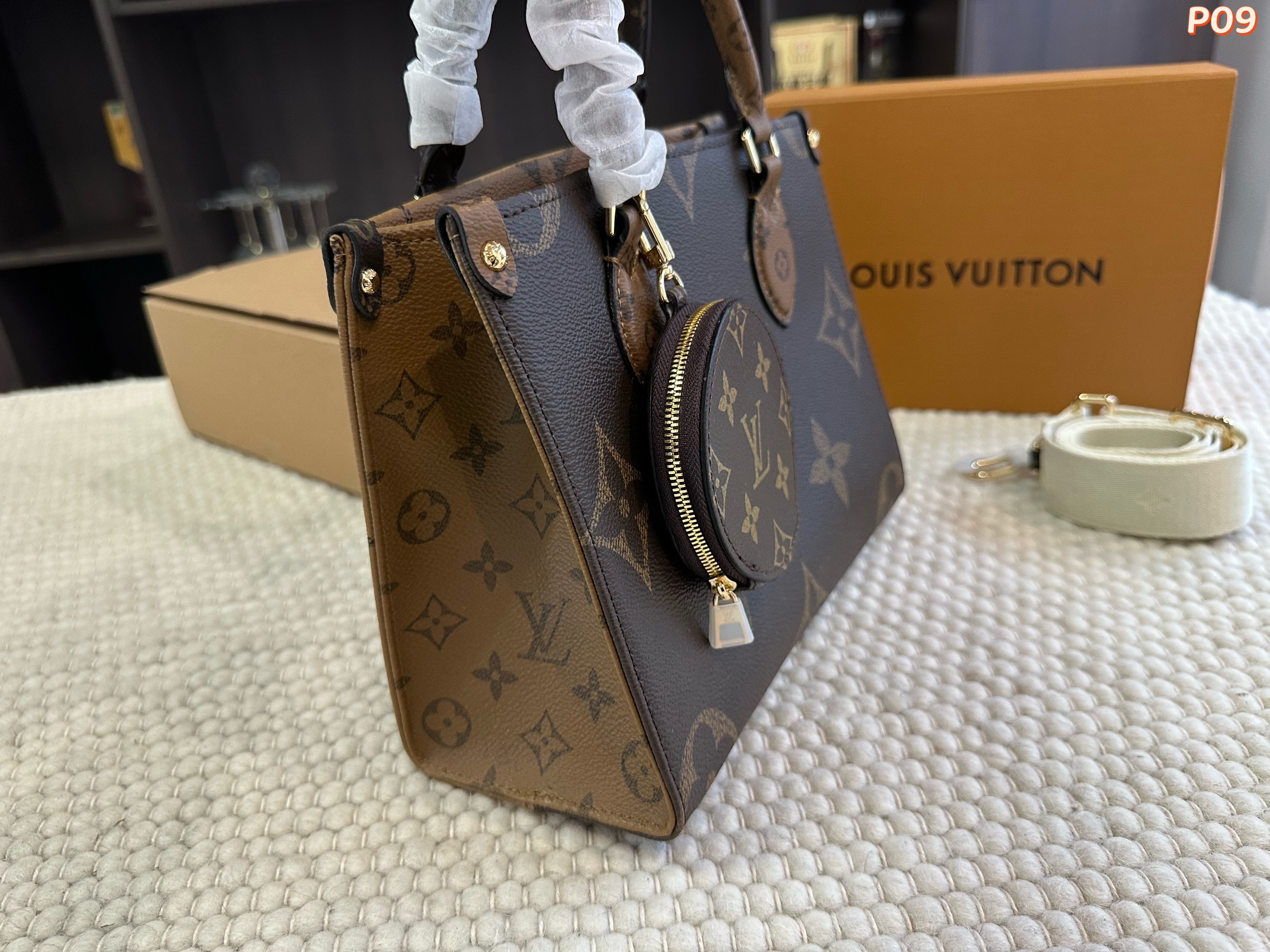 LV ONTHEGO Tote bag