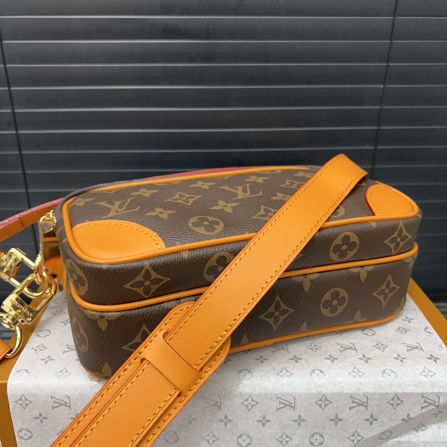 Louisvuitton classic versatile messenger bag