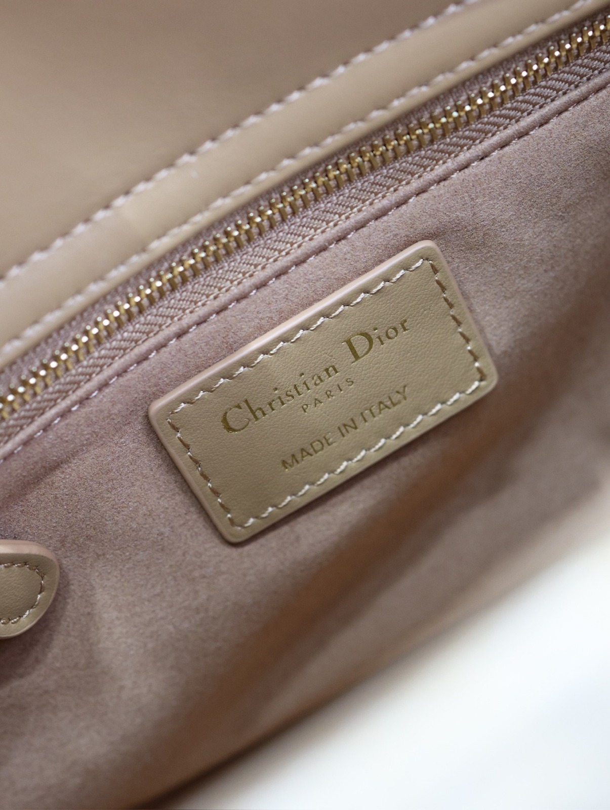 Five-compartment  handbag with “Raffia-patterned woven strips” design