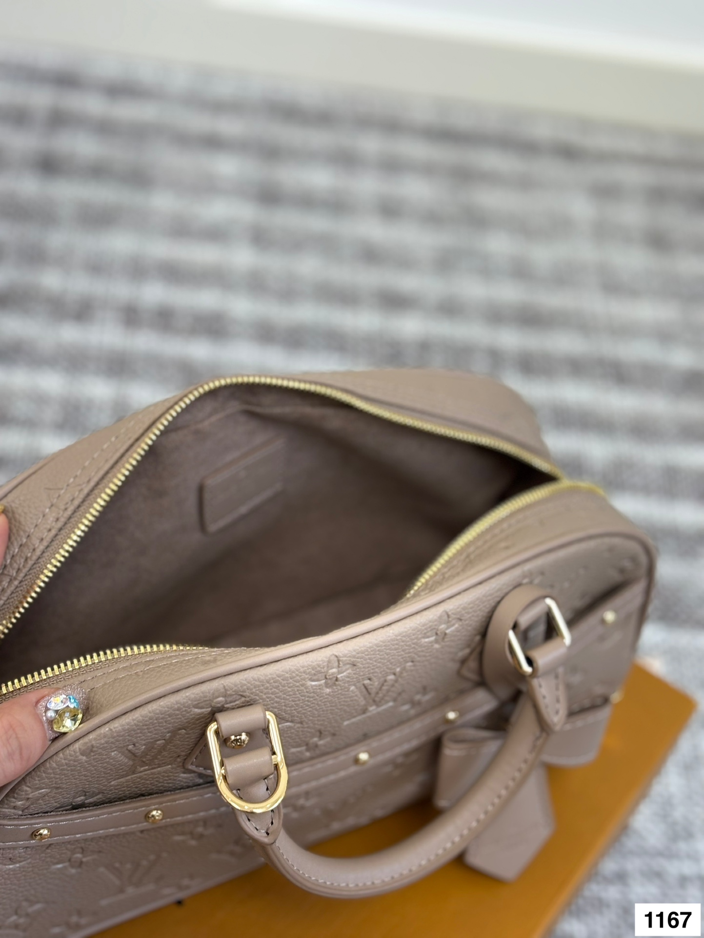 LV simple shell bag