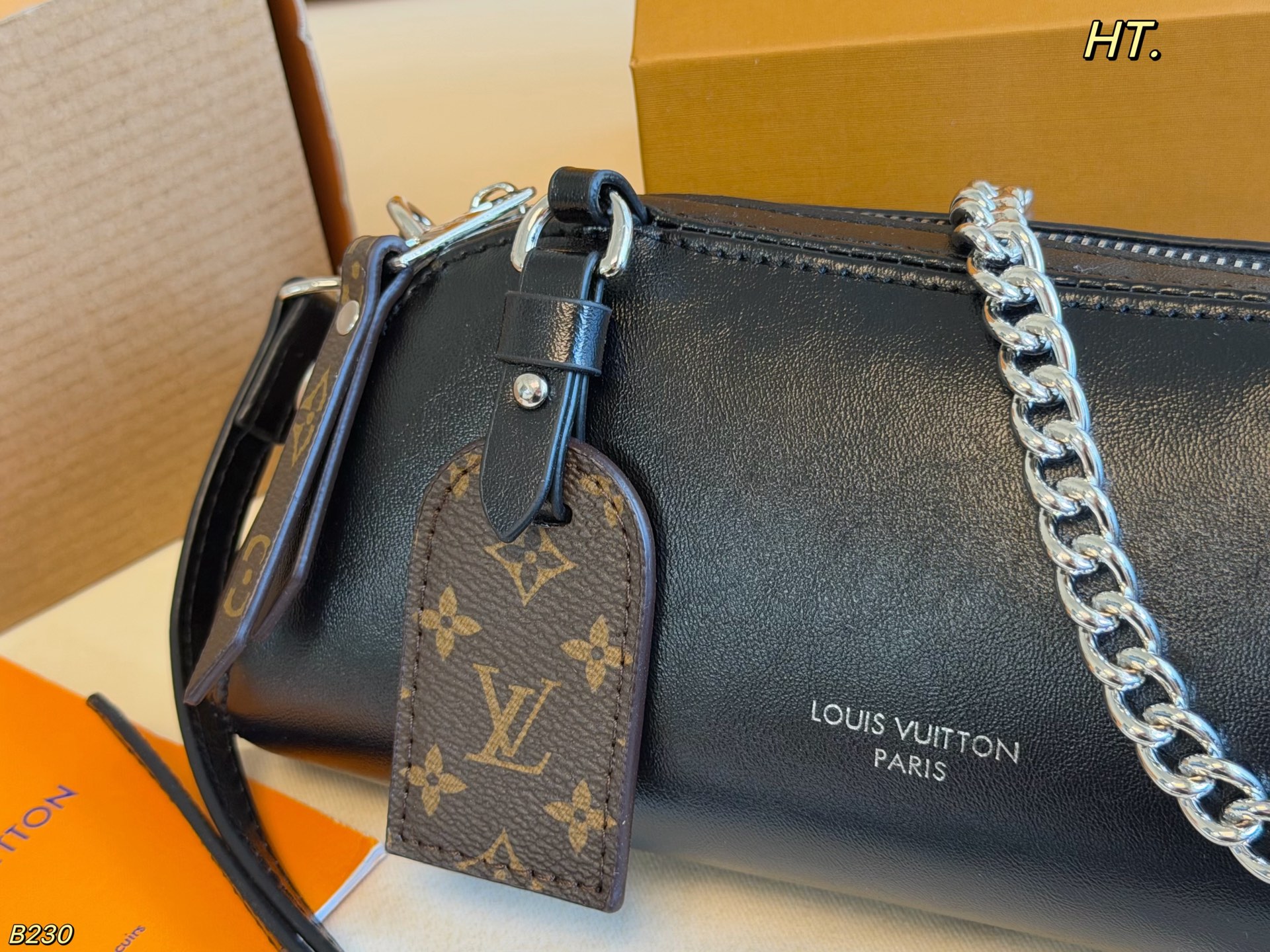 LV Pochette Vibe Shoulder bag