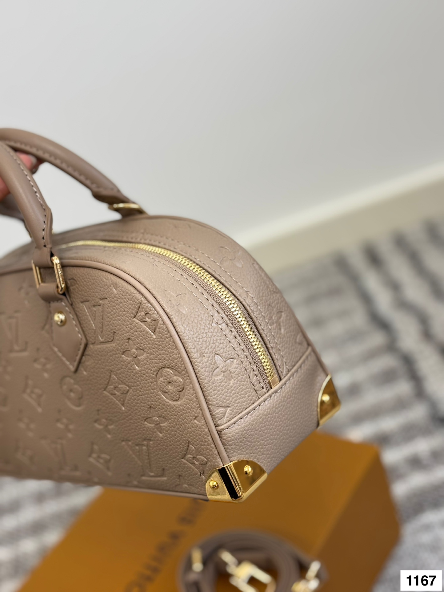 LV simple shell bag