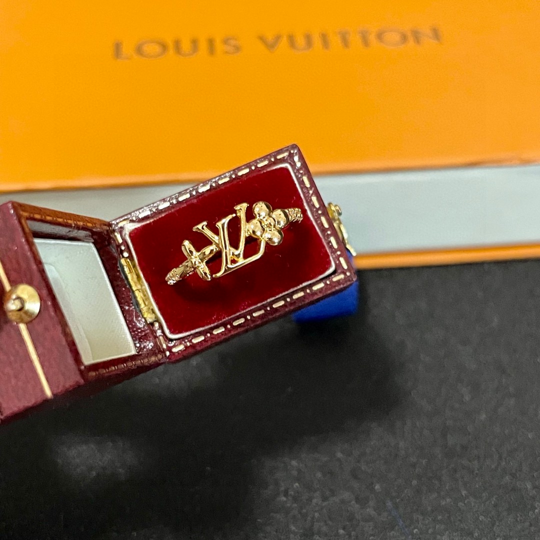 The new Louis Vuitton presbyopia letter ring is exquisite and sparkling
