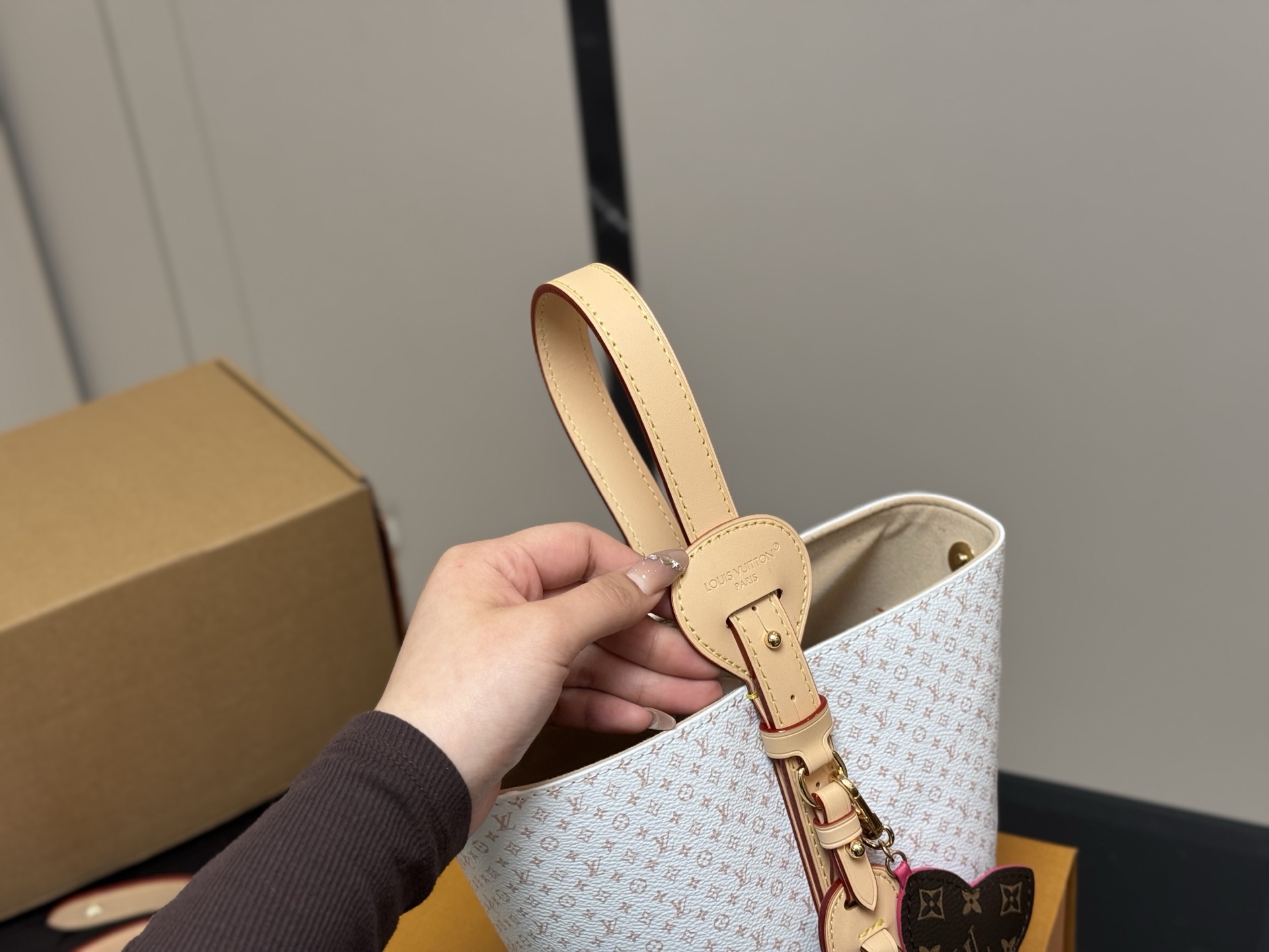 LV shoulder bucket bag