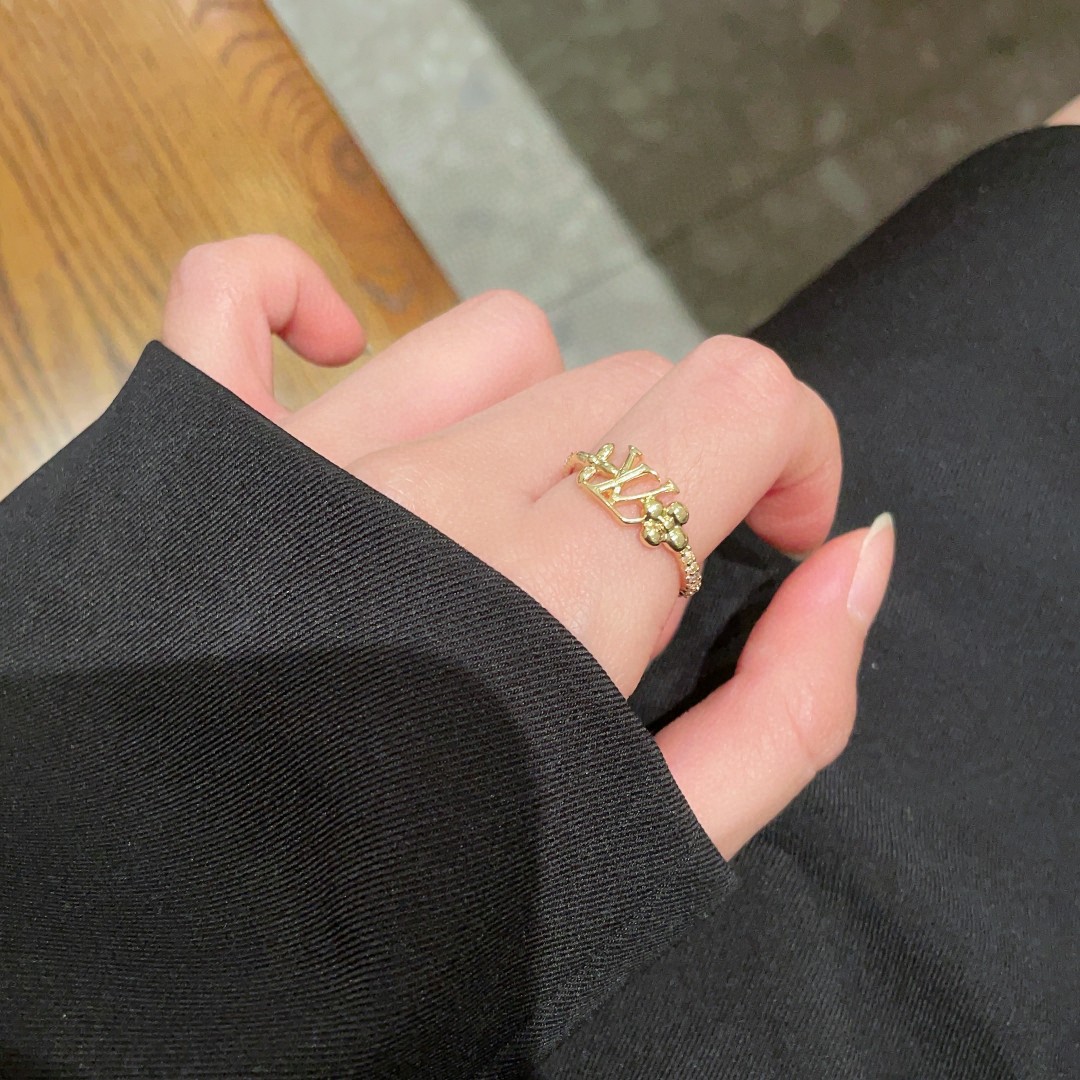 The new Louis Vuitton presbyopia letter ring is exquisite and sparkling