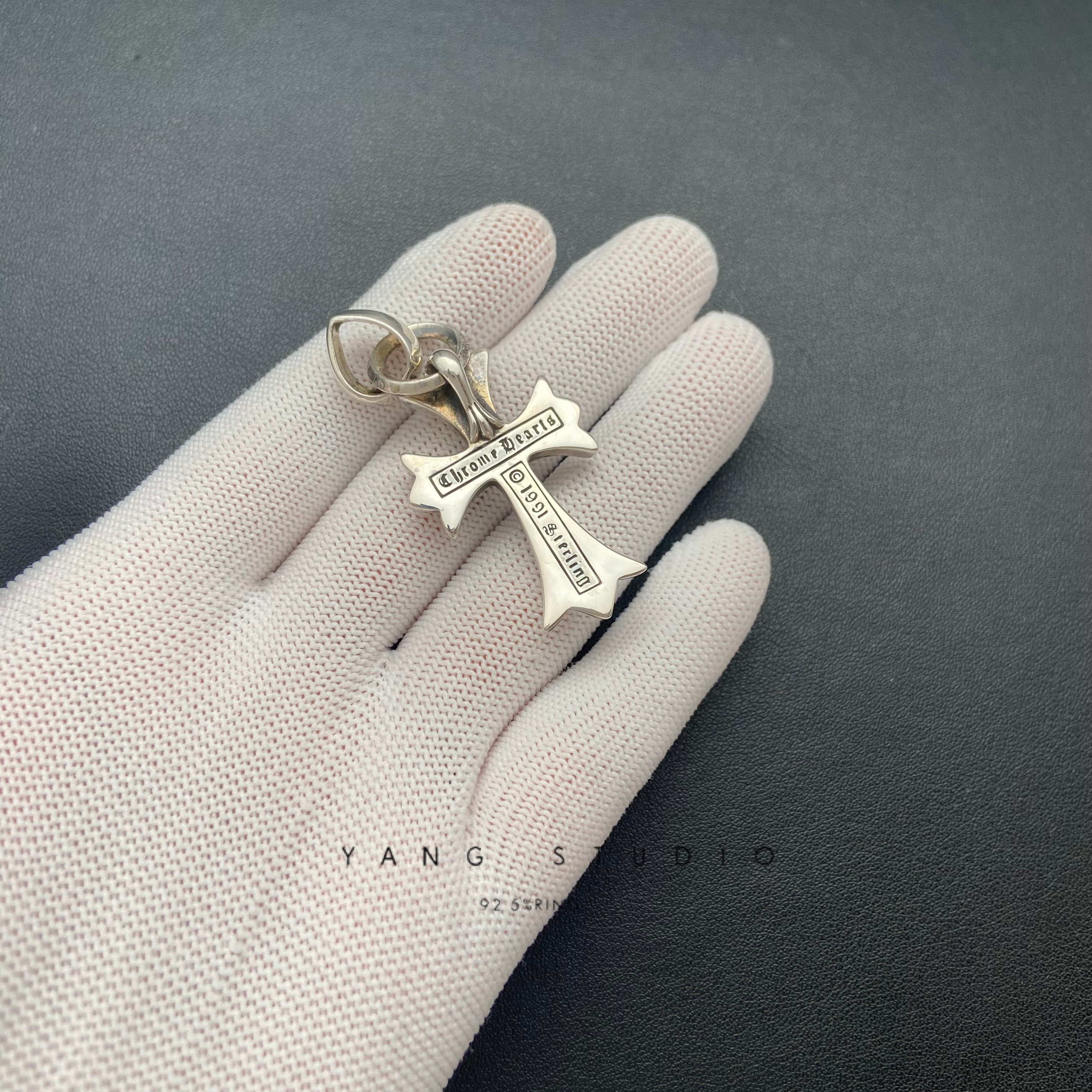 SMALL CROSS PENDANT WITH MOISSANITE