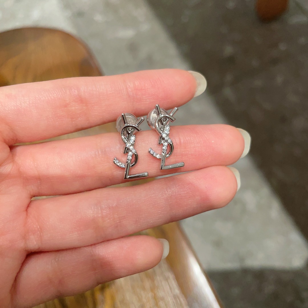 Yves Saint Laurent's new earrings are independent elegant intellectual retro classic and versatile