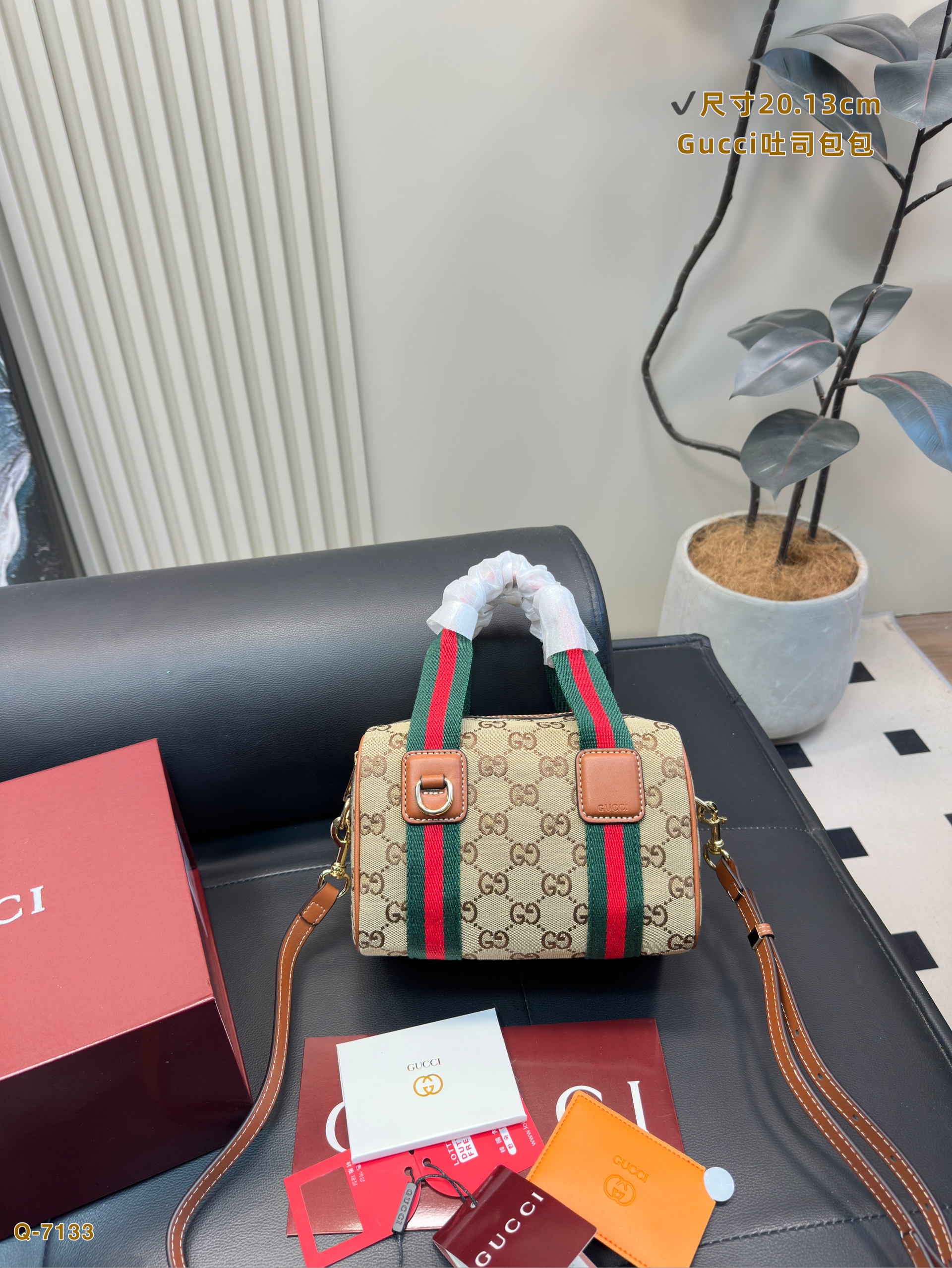 Gucci speedy shoulder handbag