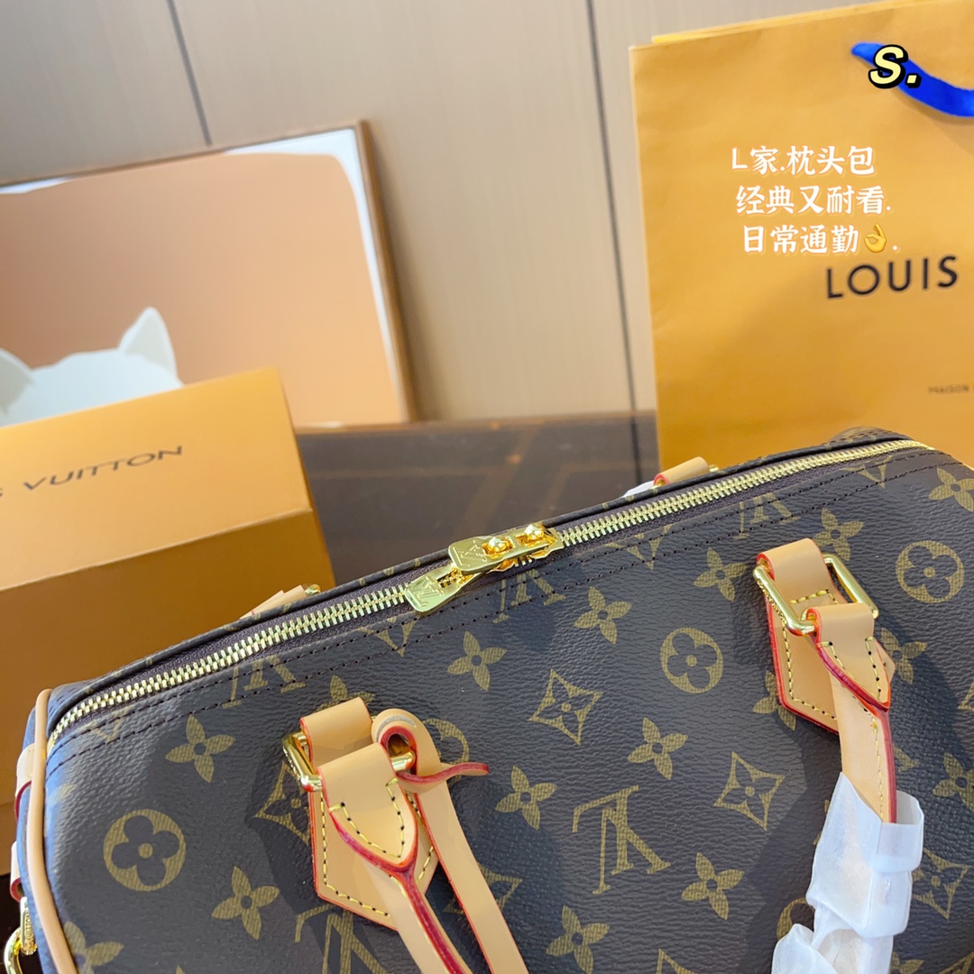 Louis Vuitton presbyopia pillow bag is elegant and low-key