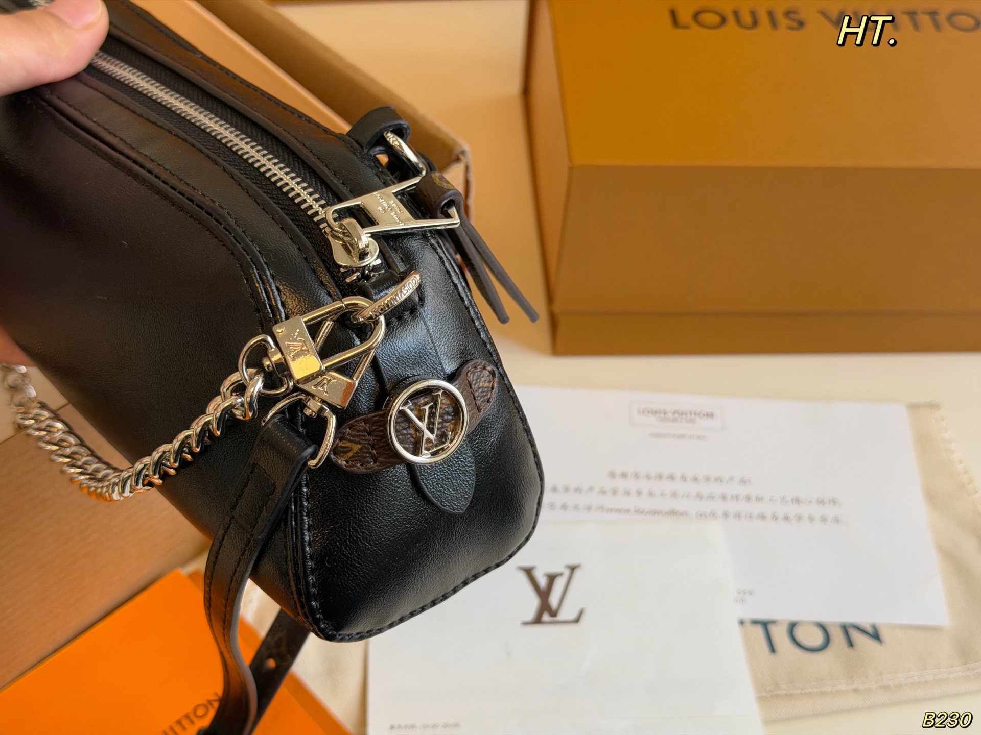 LV Pochette Vibe Shoulder bag