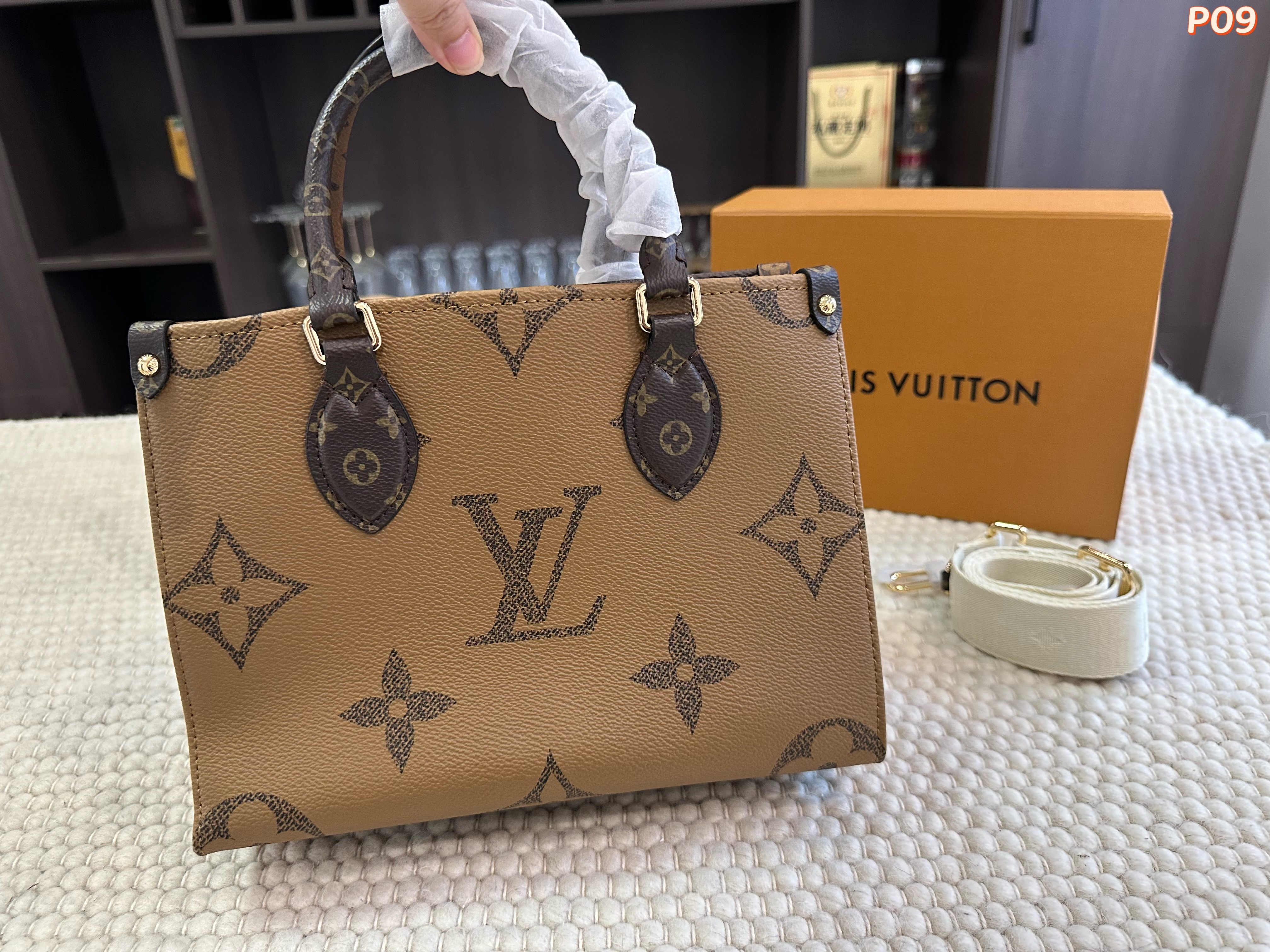 LV ONTHEGO Tote bag