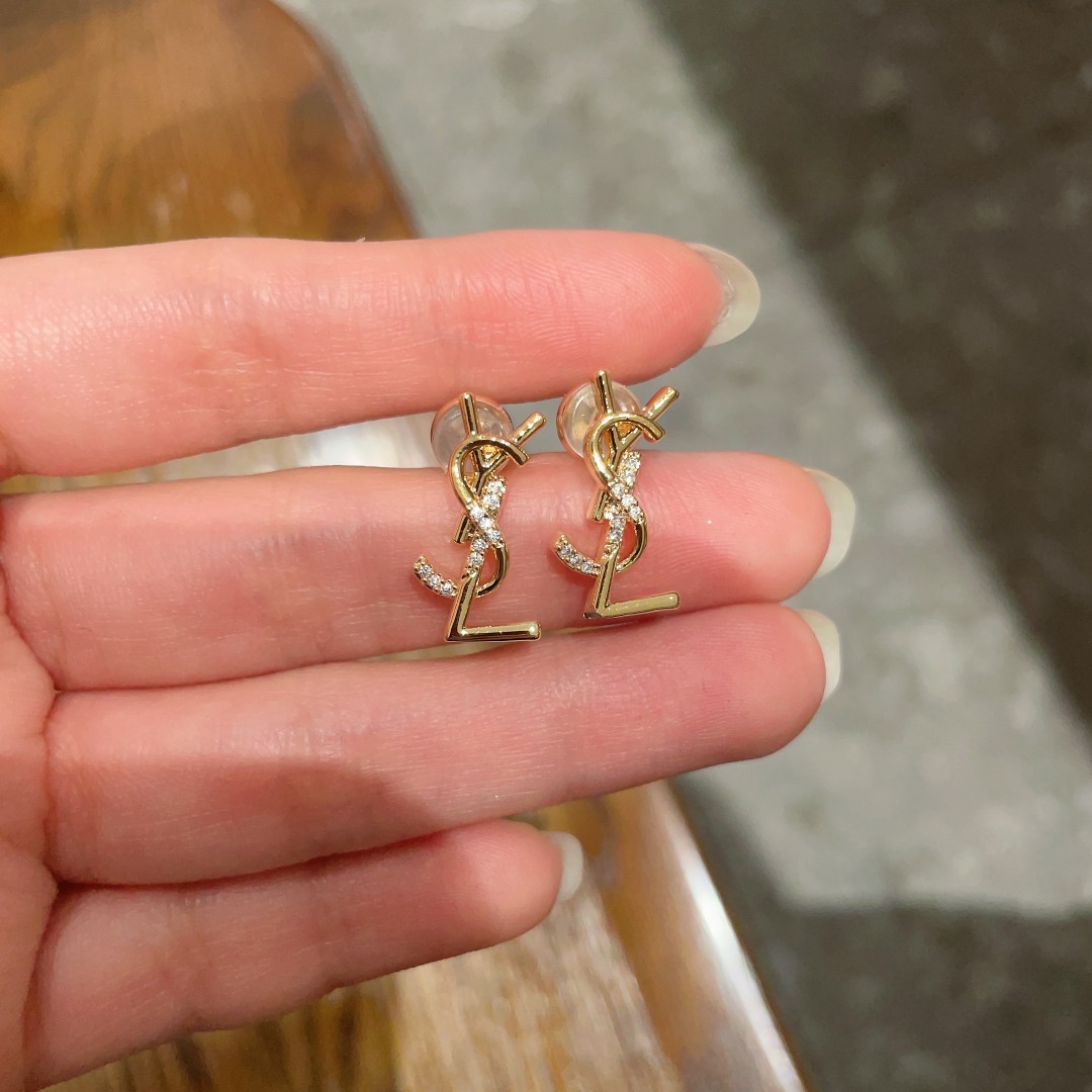 Yves Saint Laurent's new earrings are independent elegant intellectual retro classic and versatile