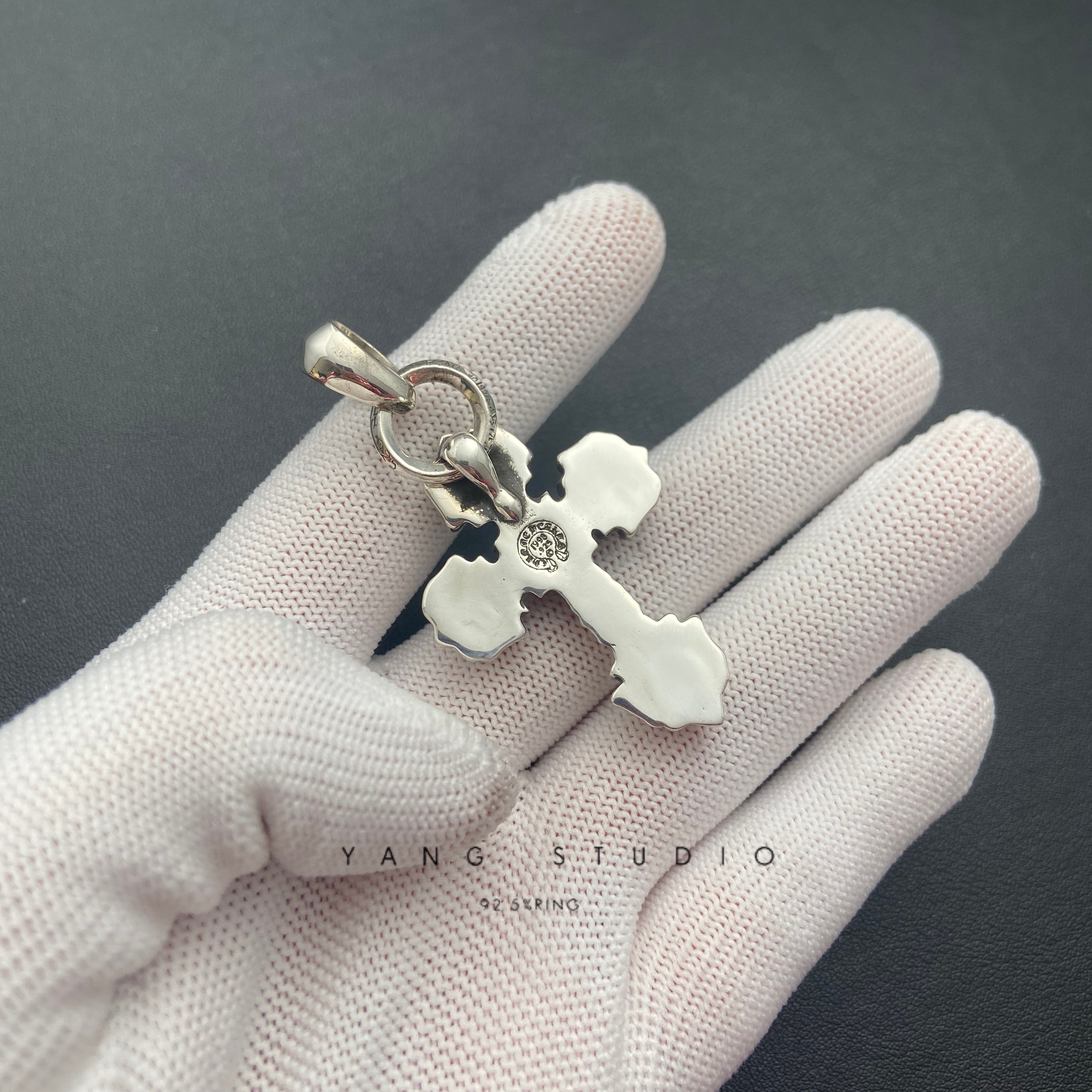 XS FILIGREE CROSS PENDANT WITH EMERALDS