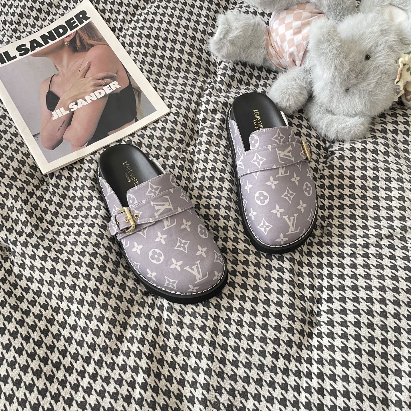 LV couple closed toe slippers