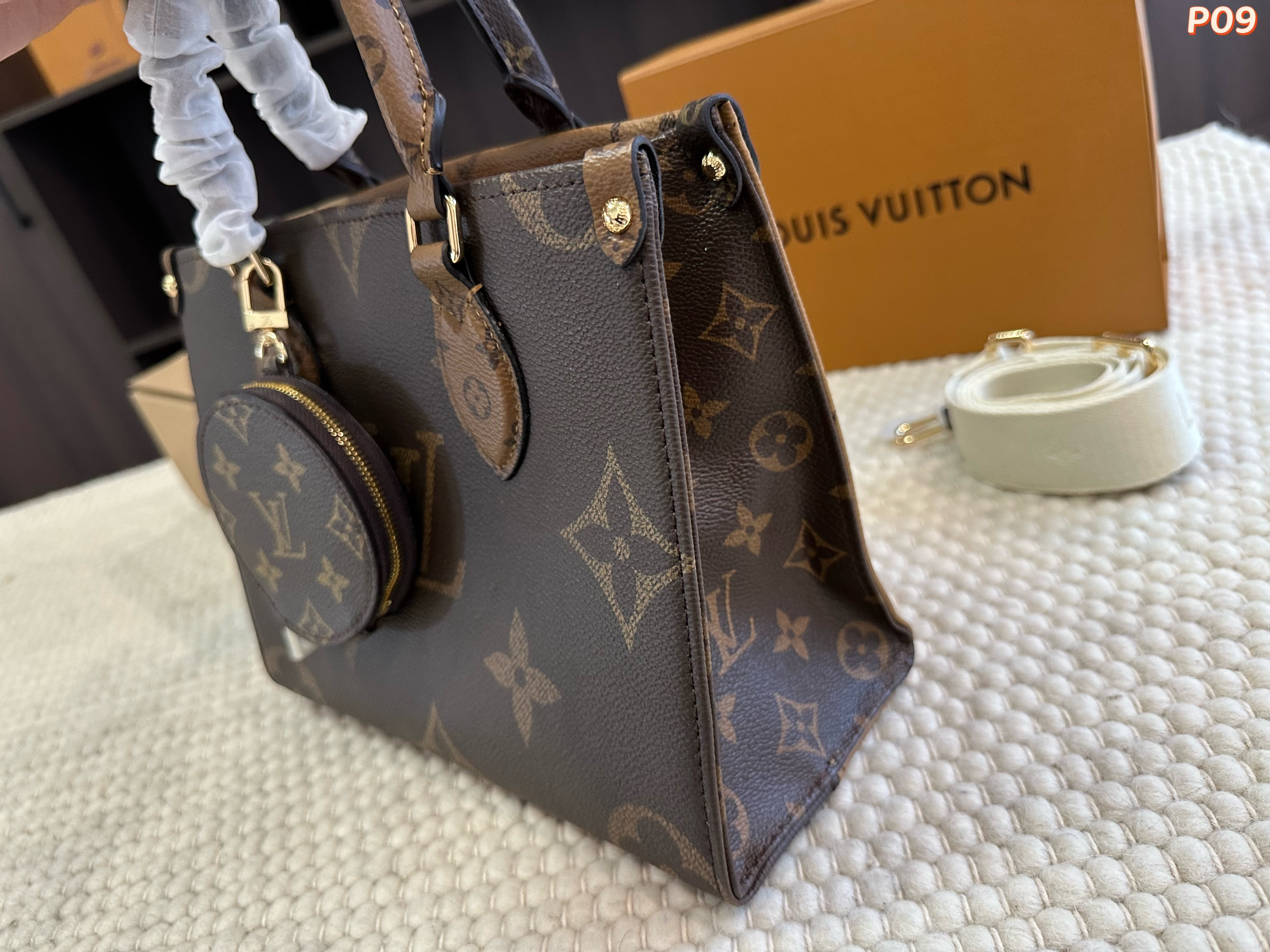 LV ONTHEGO Tote bag
