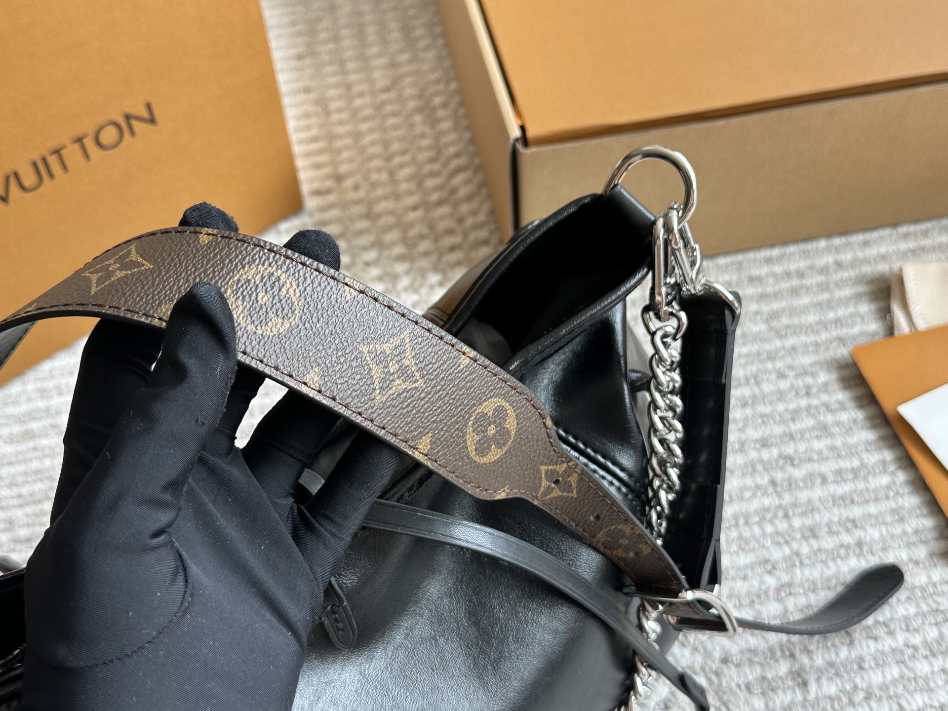 LV CARRYALLDARK Medium Handbag