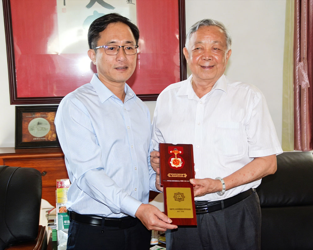 Wang Xianglin Awarded the 