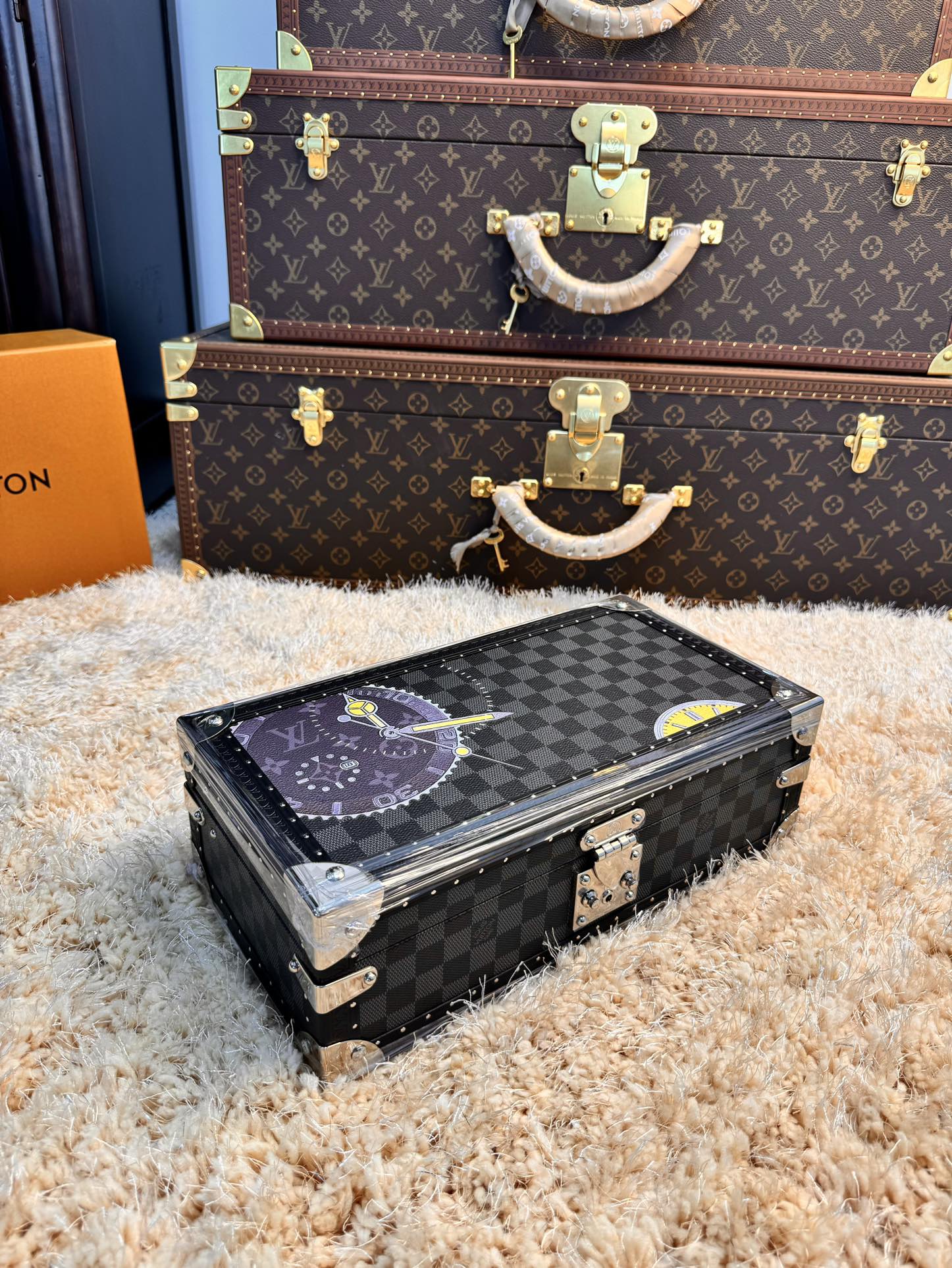 LV M4700B