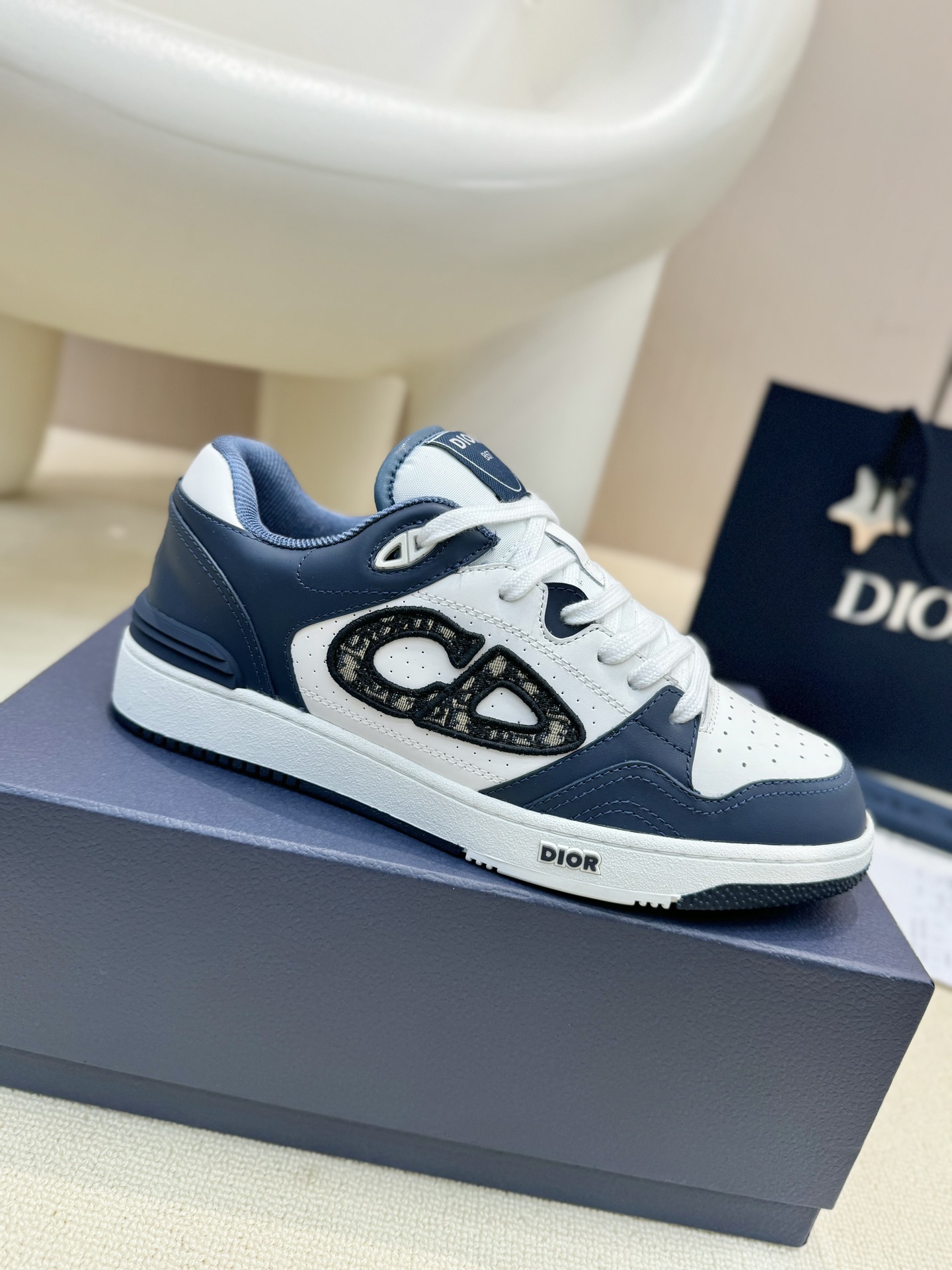 DIOR