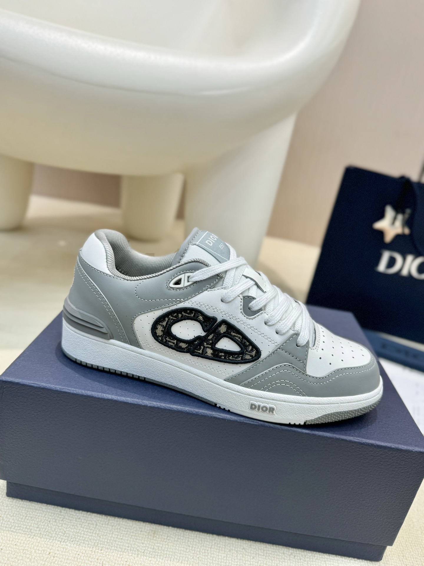 DIOR